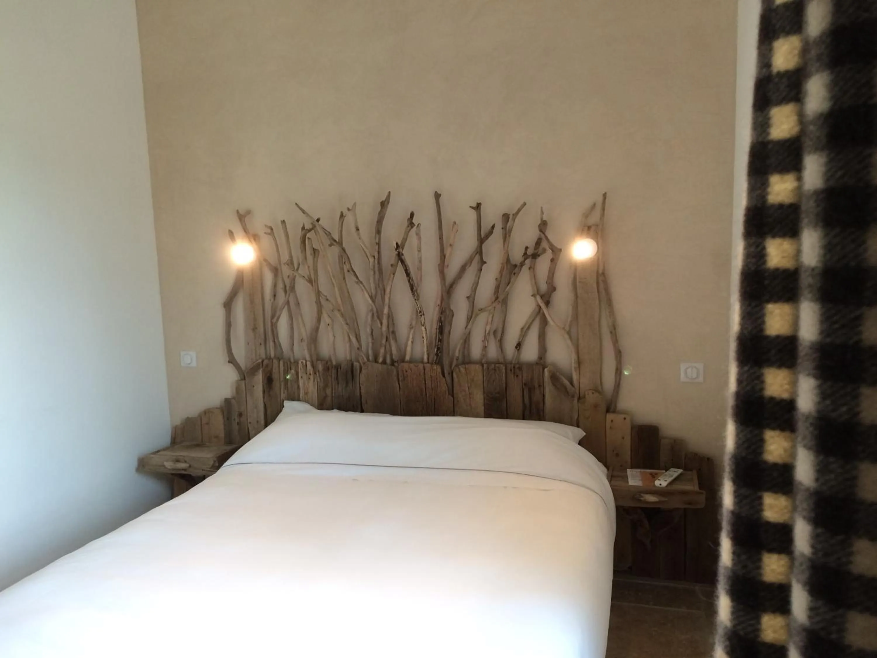 Photo of the whole room, Bed in Manade des Baumelles