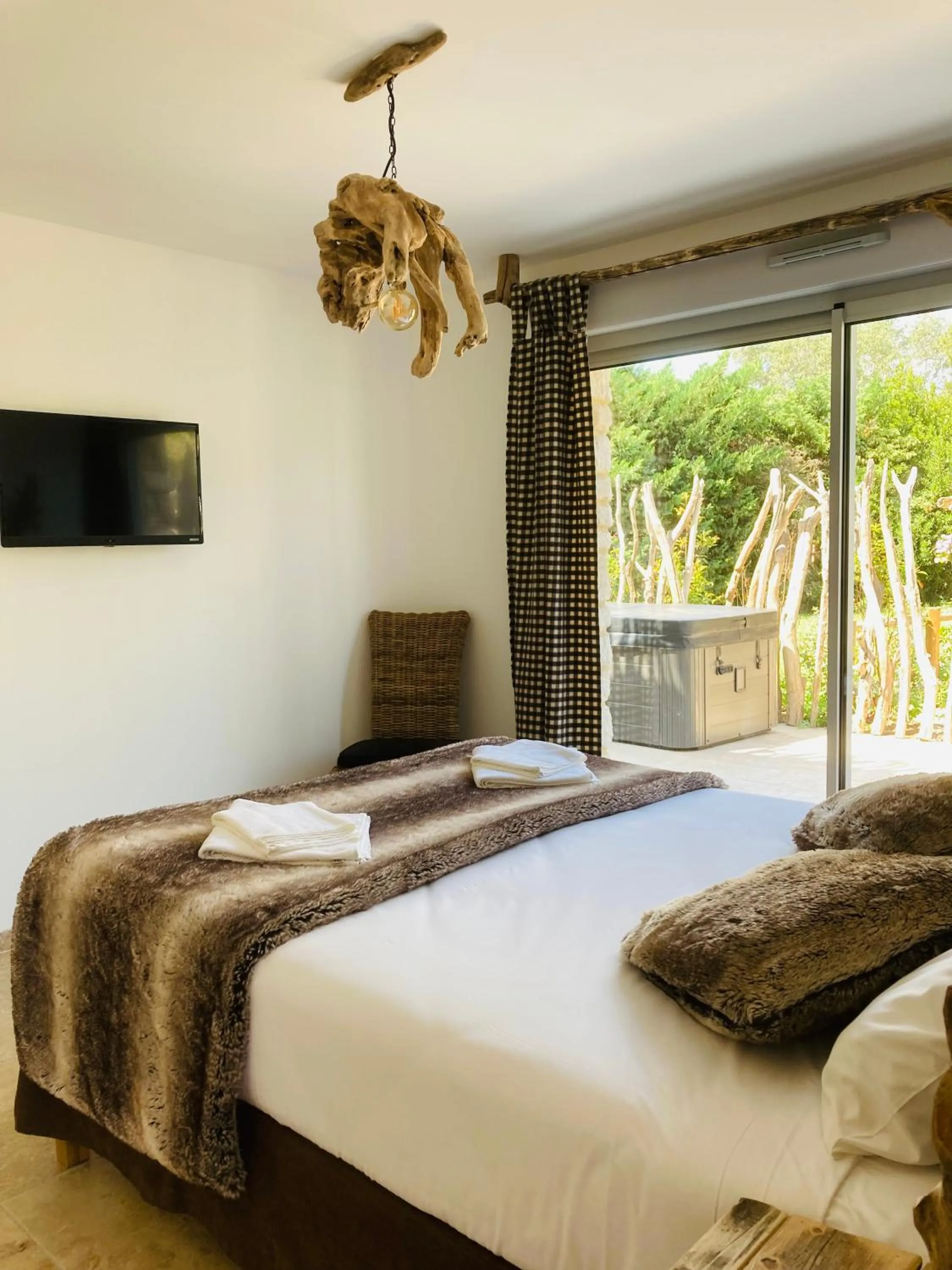 Photo of the whole room, Bed in Manade des Baumelles