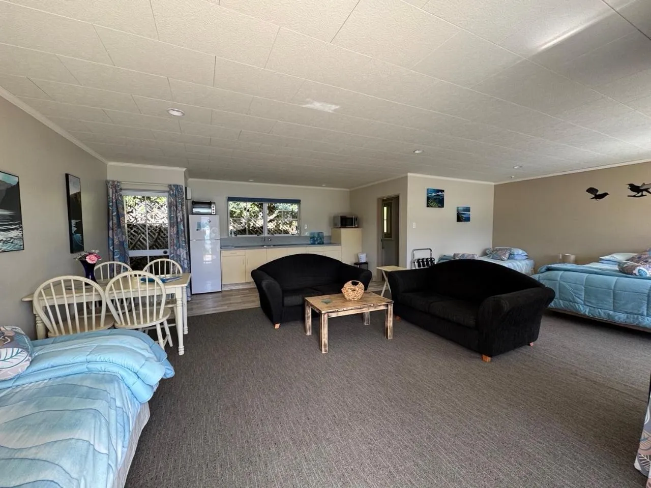 Lounge or bar, Bed in Te Mahia Bay Resort