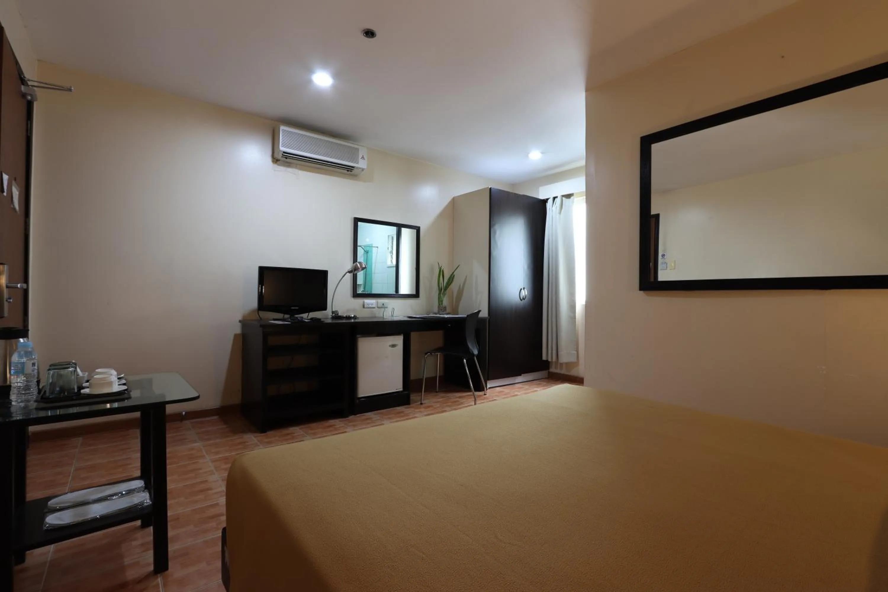 Communal lounge/ TV room, Bed in Technopark Hotel