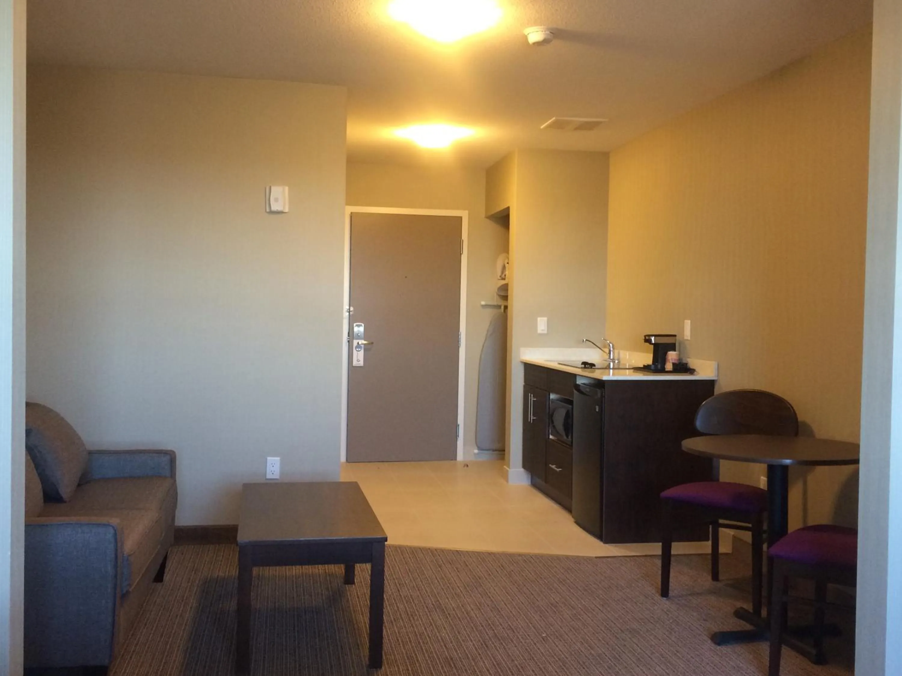 Coffee/tea facilities in Meridian Inn & Suites Lloydminster