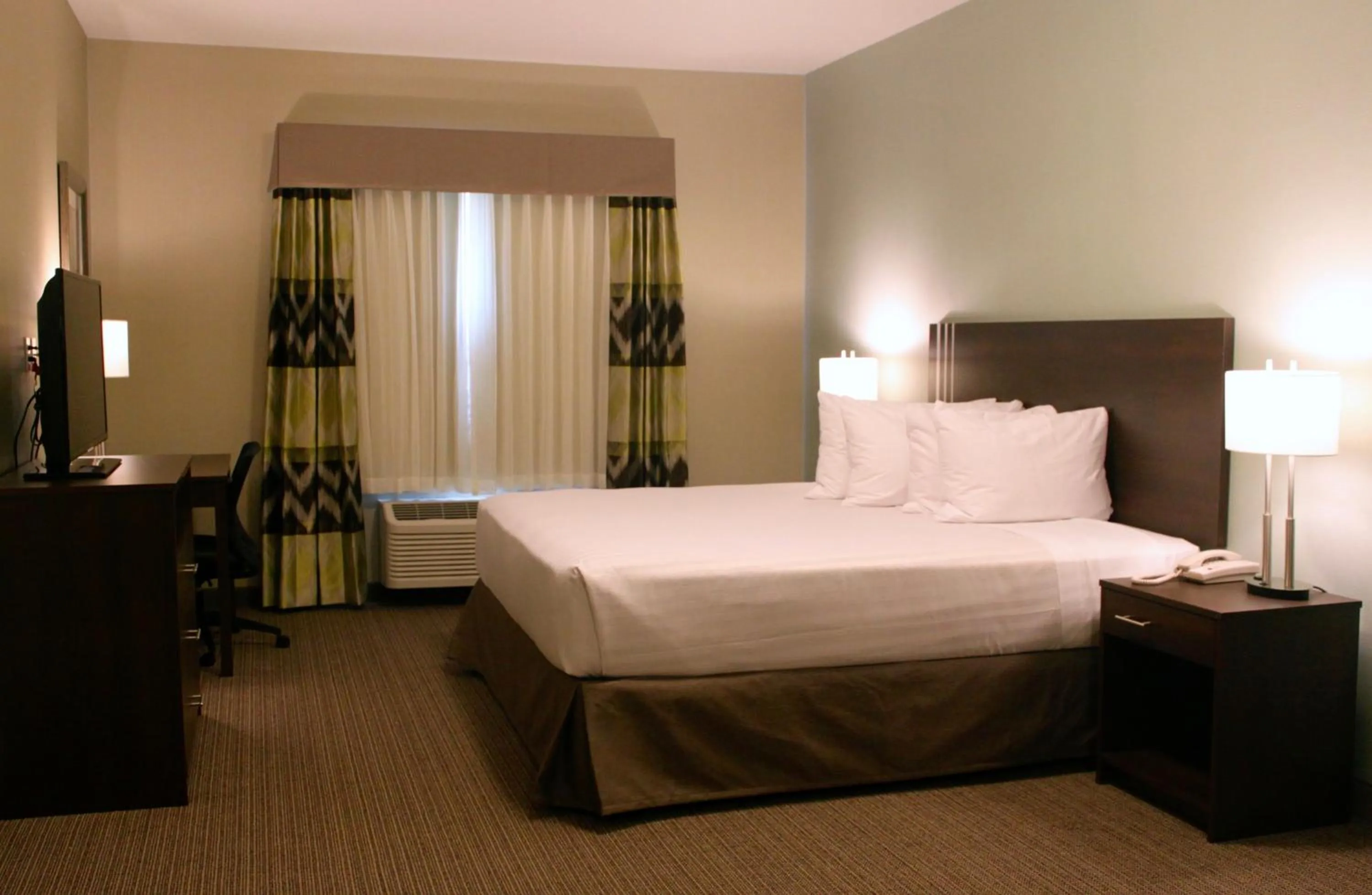 Photo of the whole room, Bed in Meridian Inn & Suites Lloydminster