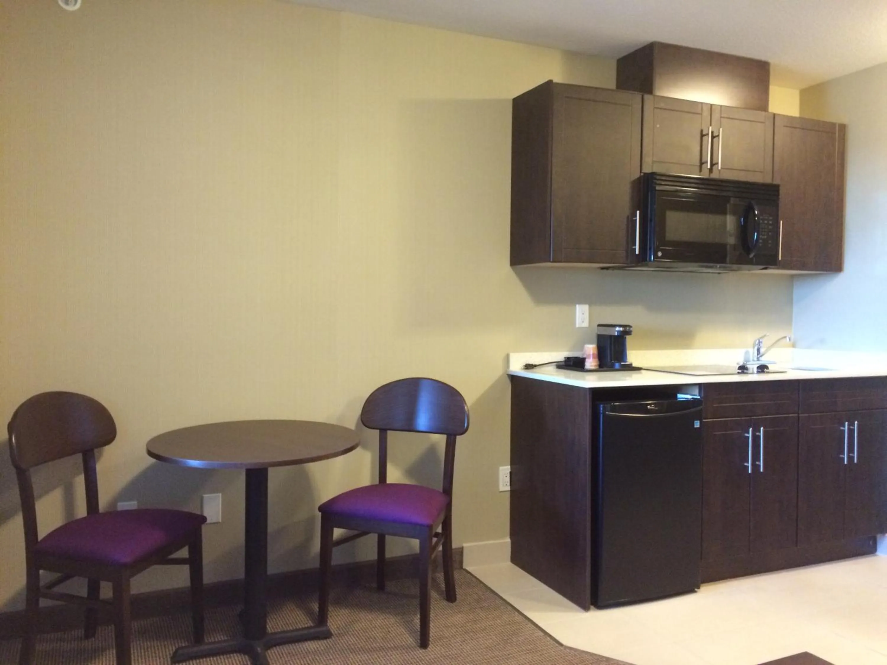 Kitchen or kitchenette in Meridian Inn & Suites Lloydminster