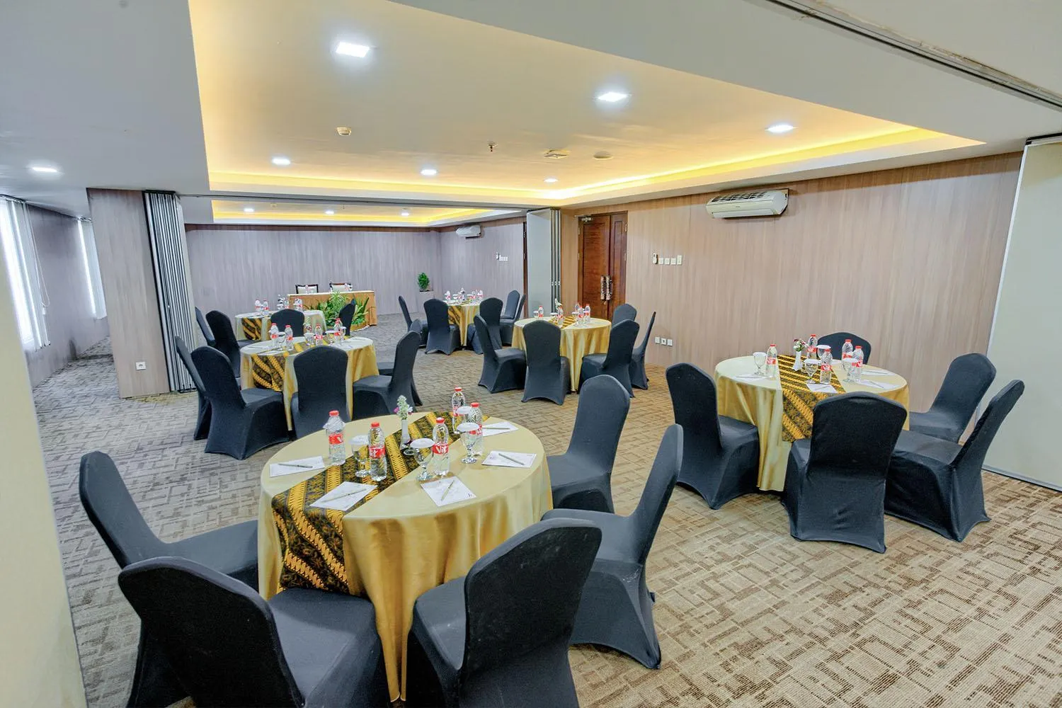 Meeting/conference room in 1O1 URBAN Heritage Yogyakarta Lynn Prawirotaman