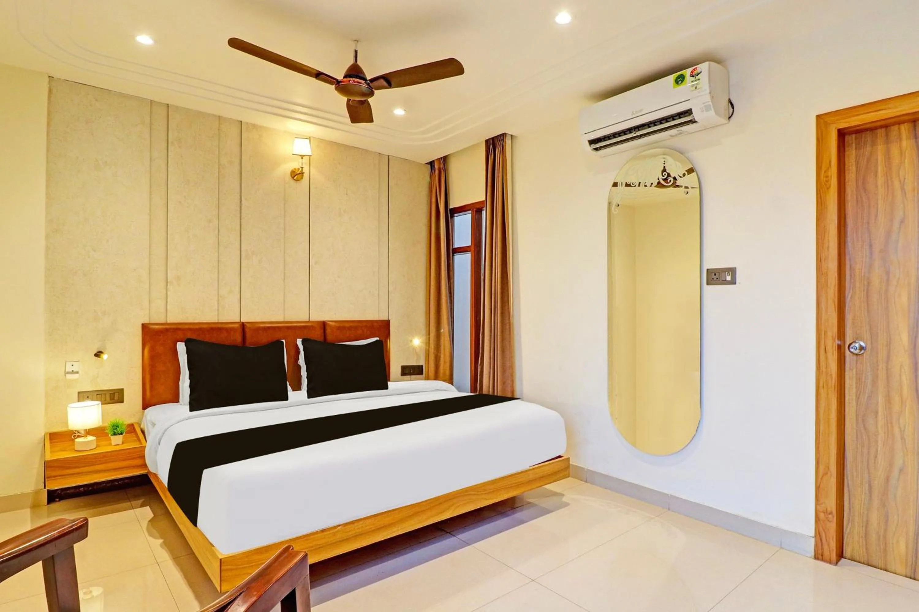 Bedroom, Bed in Super Townhouse Patel Nagar Near Saharanpur Chowk Dehradun