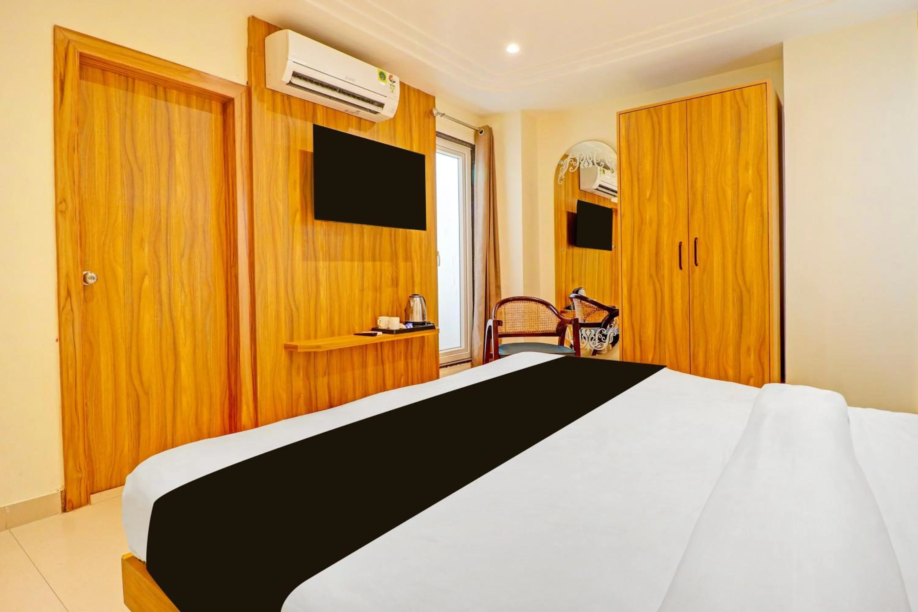 Bedroom, Bed in Super Townhouse Patel Nagar Near Saharanpur Chowk Dehradun