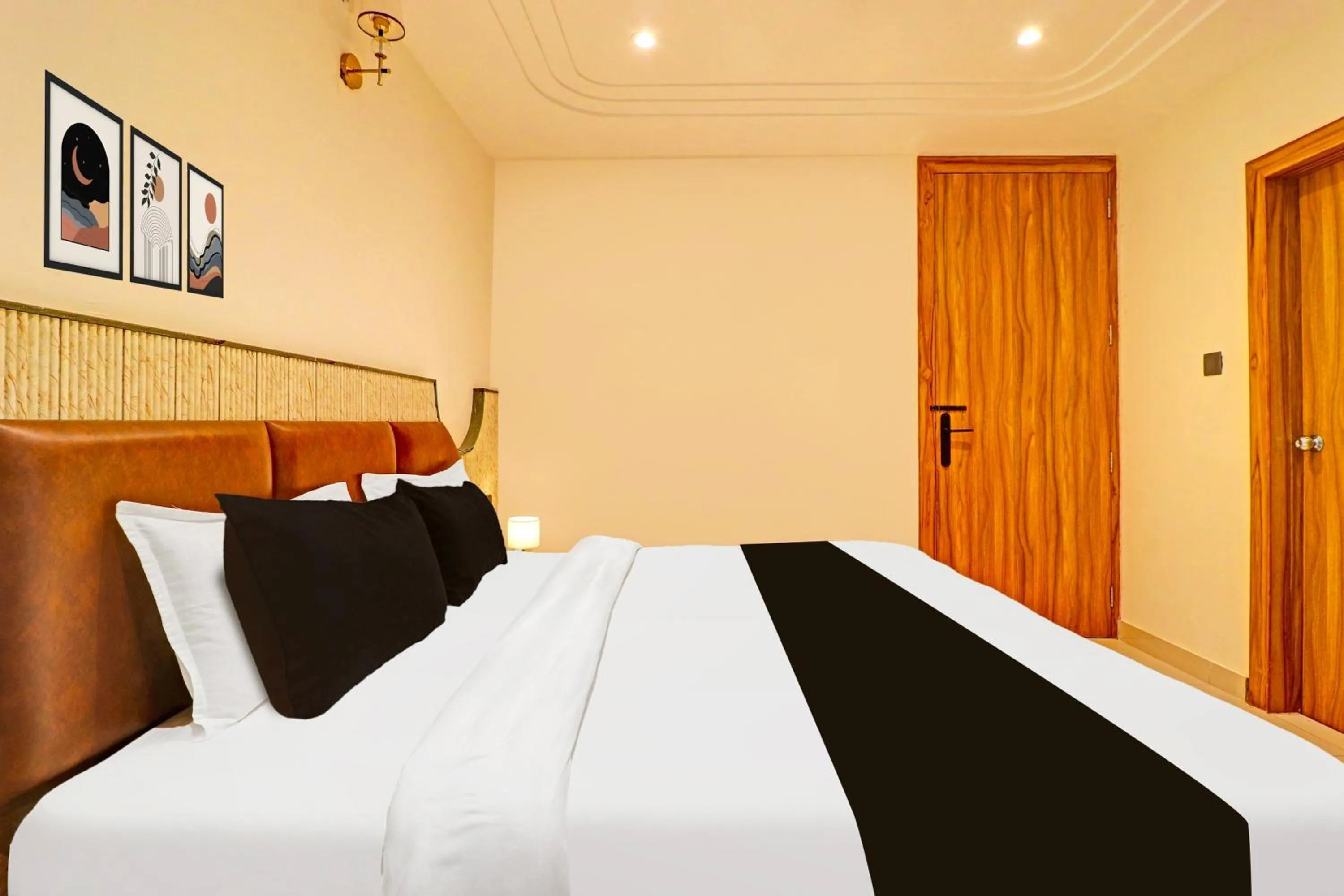Bedroom, Bed in Super Townhouse Patel Nagar Near Saharanpur Chowk Dehradun