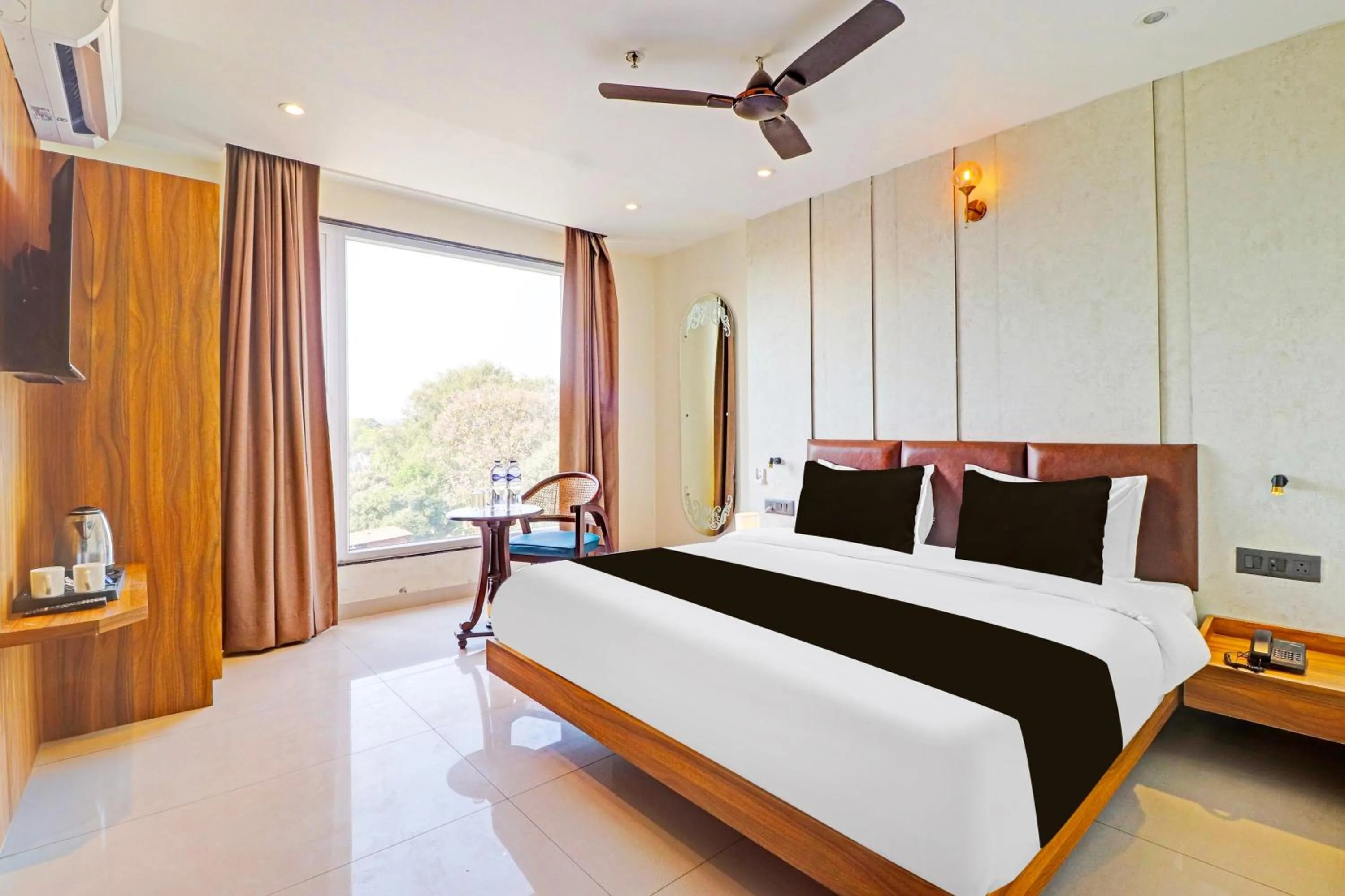 Bedroom, Bed in Super Townhouse Patel Nagar Near Saharanpur Chowk Dehradun