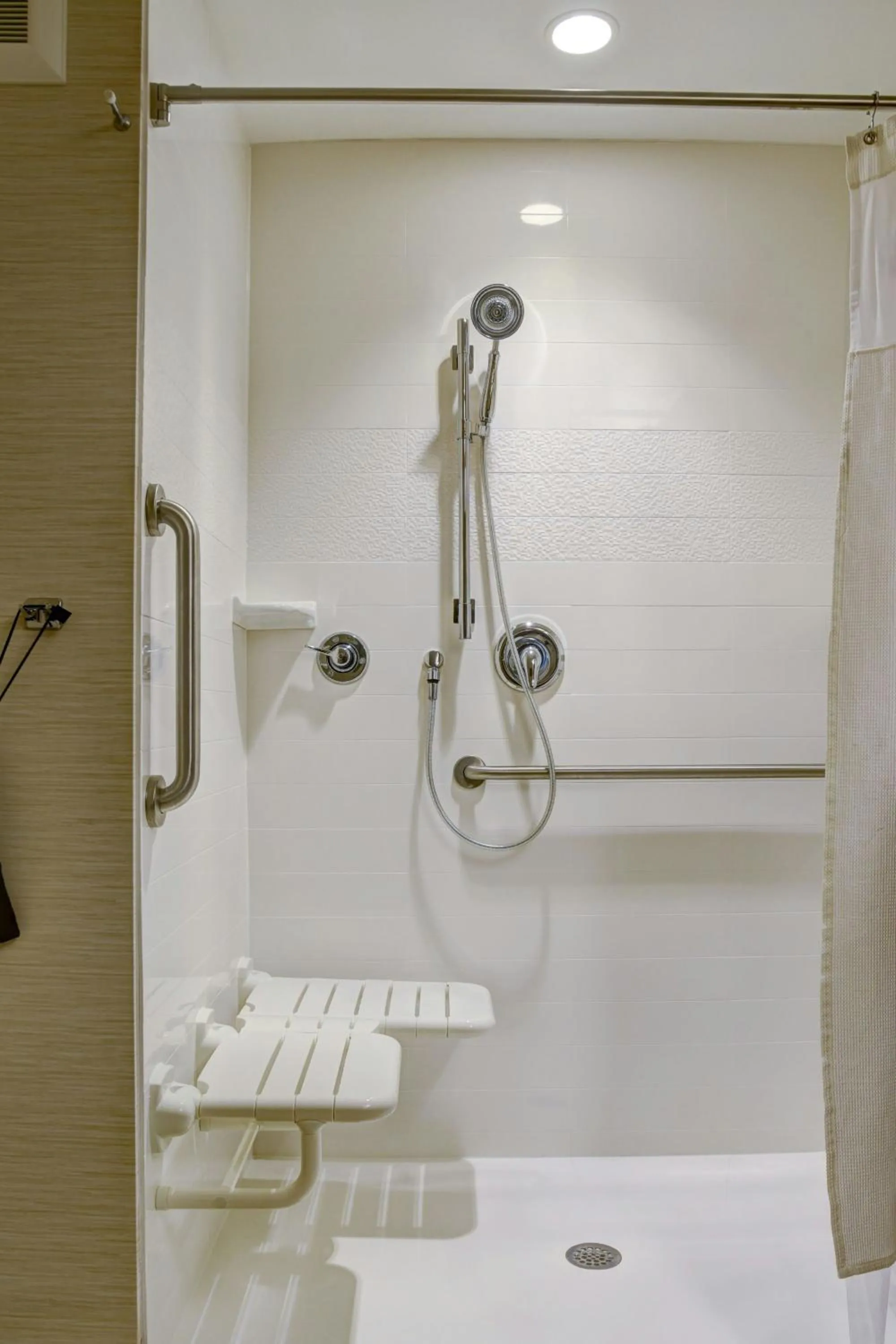 Bathroom in Fairfield Inn & Suites by Marriott Rochester Mayo Clinic Area/Saint Marys