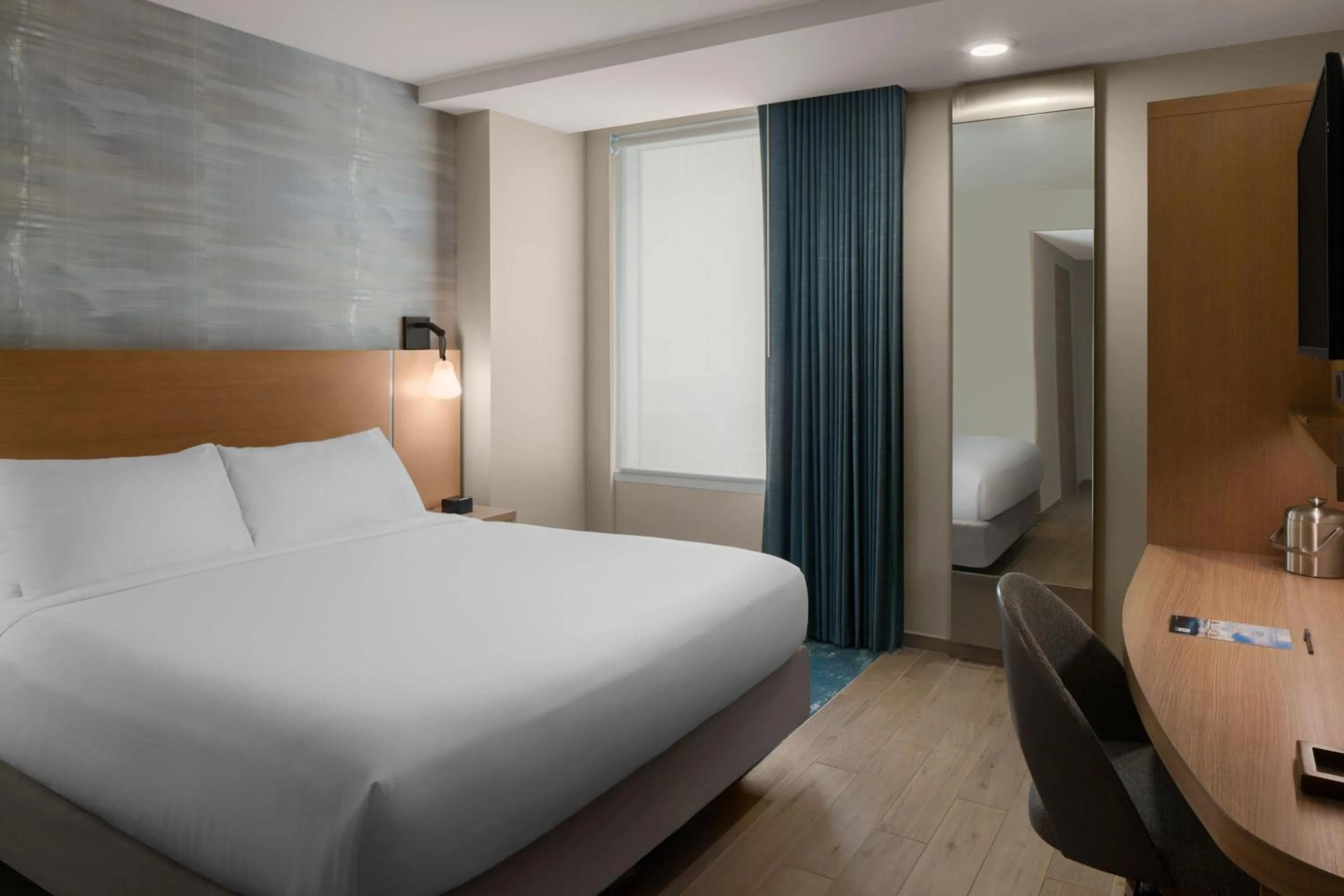 Photo of the whole room, Bed in Courtyard by Marriott San Diego Gaslamp/Convention Center