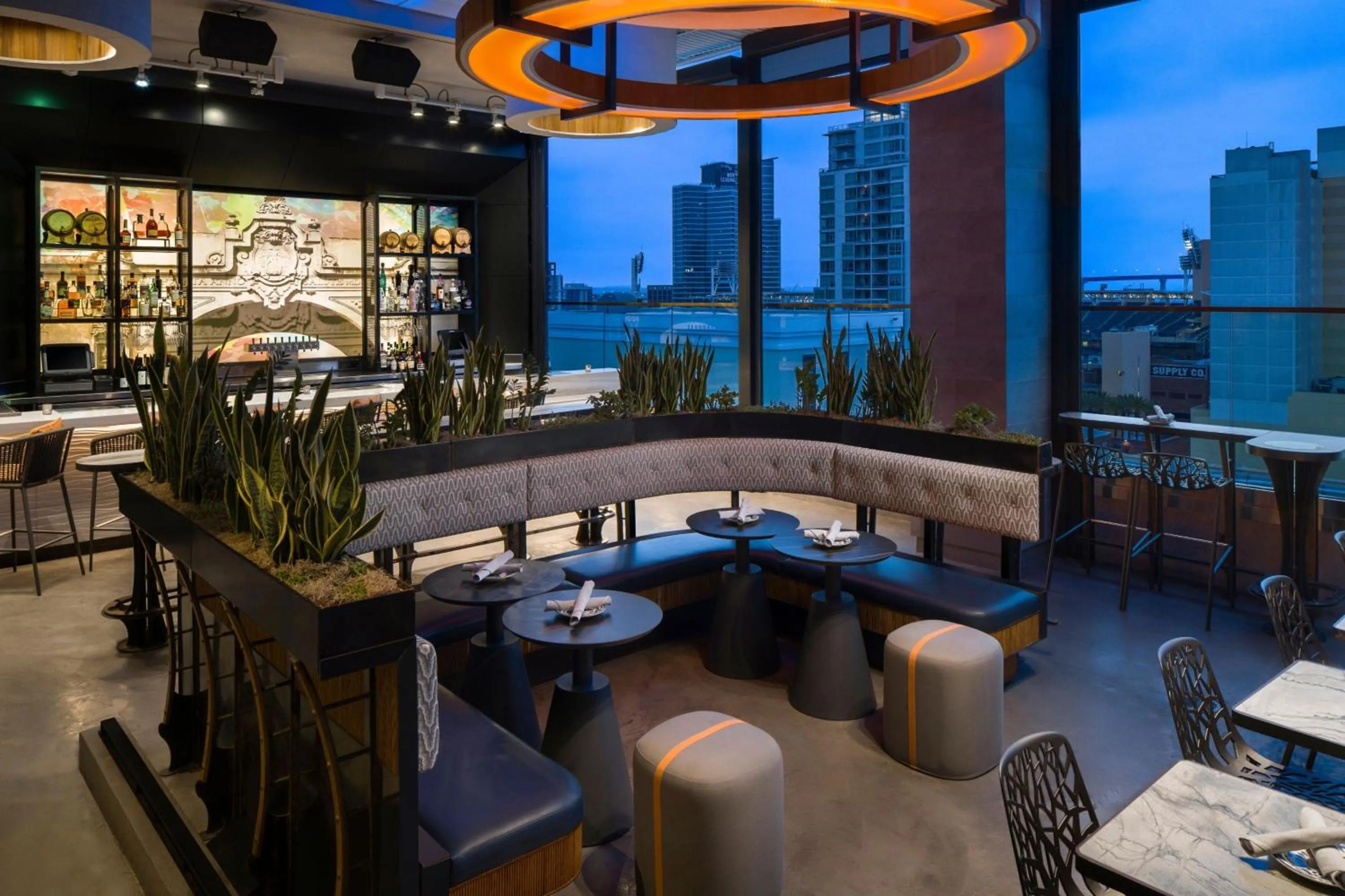 Restaurant/places to eat in Courtyard by Marriott San Diego Gaslamp/Convention Center