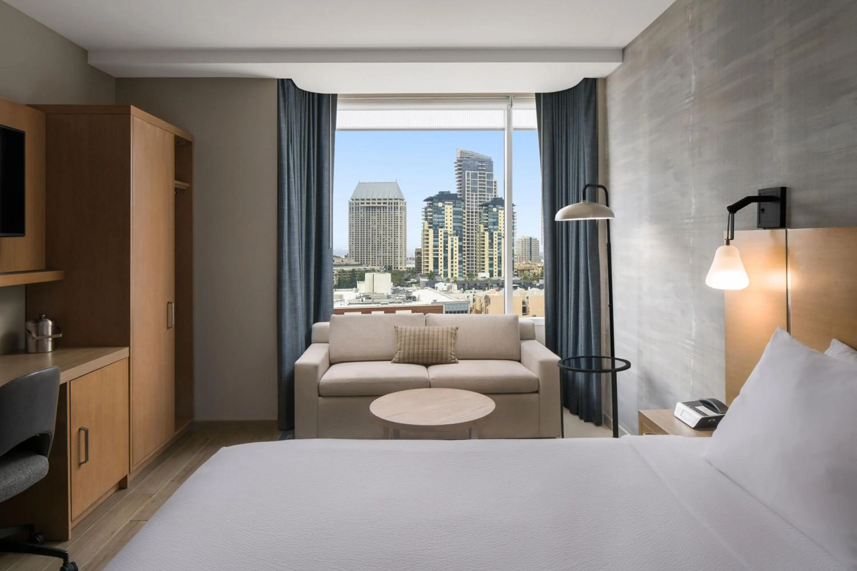 Photo of the whole room, Bed in Courtyard by Marriott San Diego Gaslamp/Convention Center