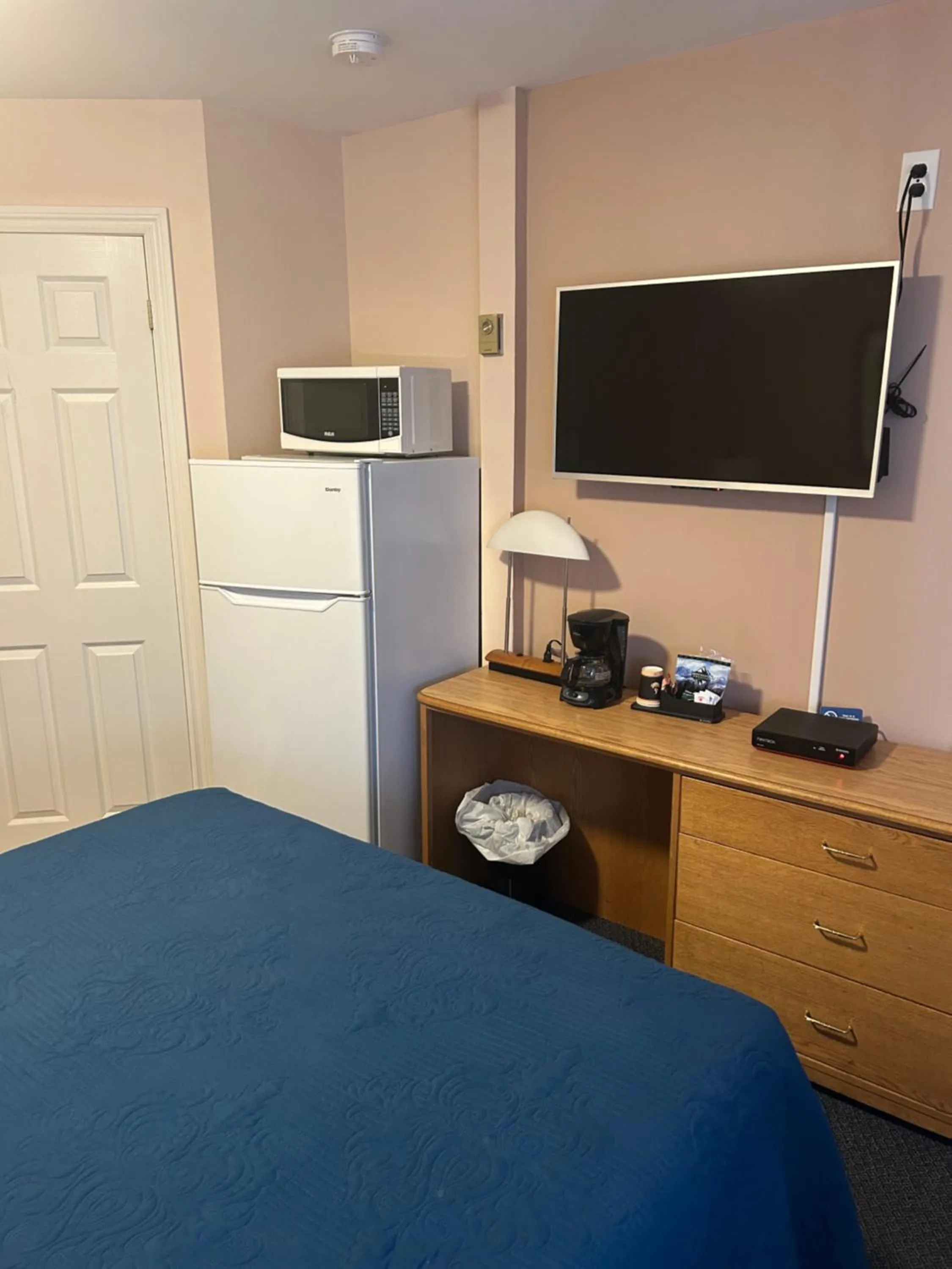 Bed in Lakeview Resort Motel