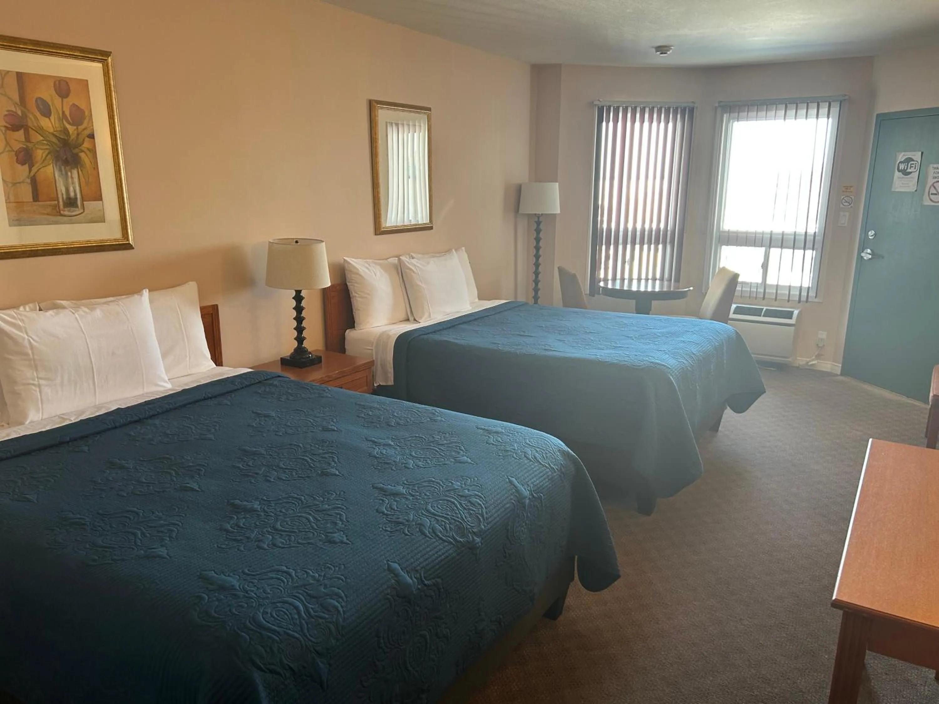 Bed in Lakeview Resort Motel