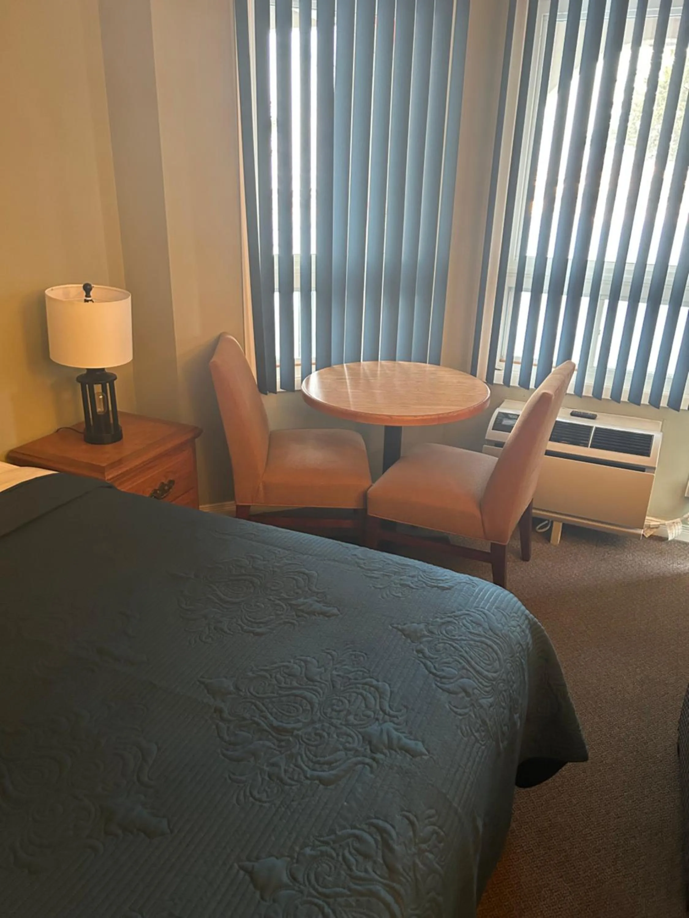 Bed in Lakeview Resort Motel