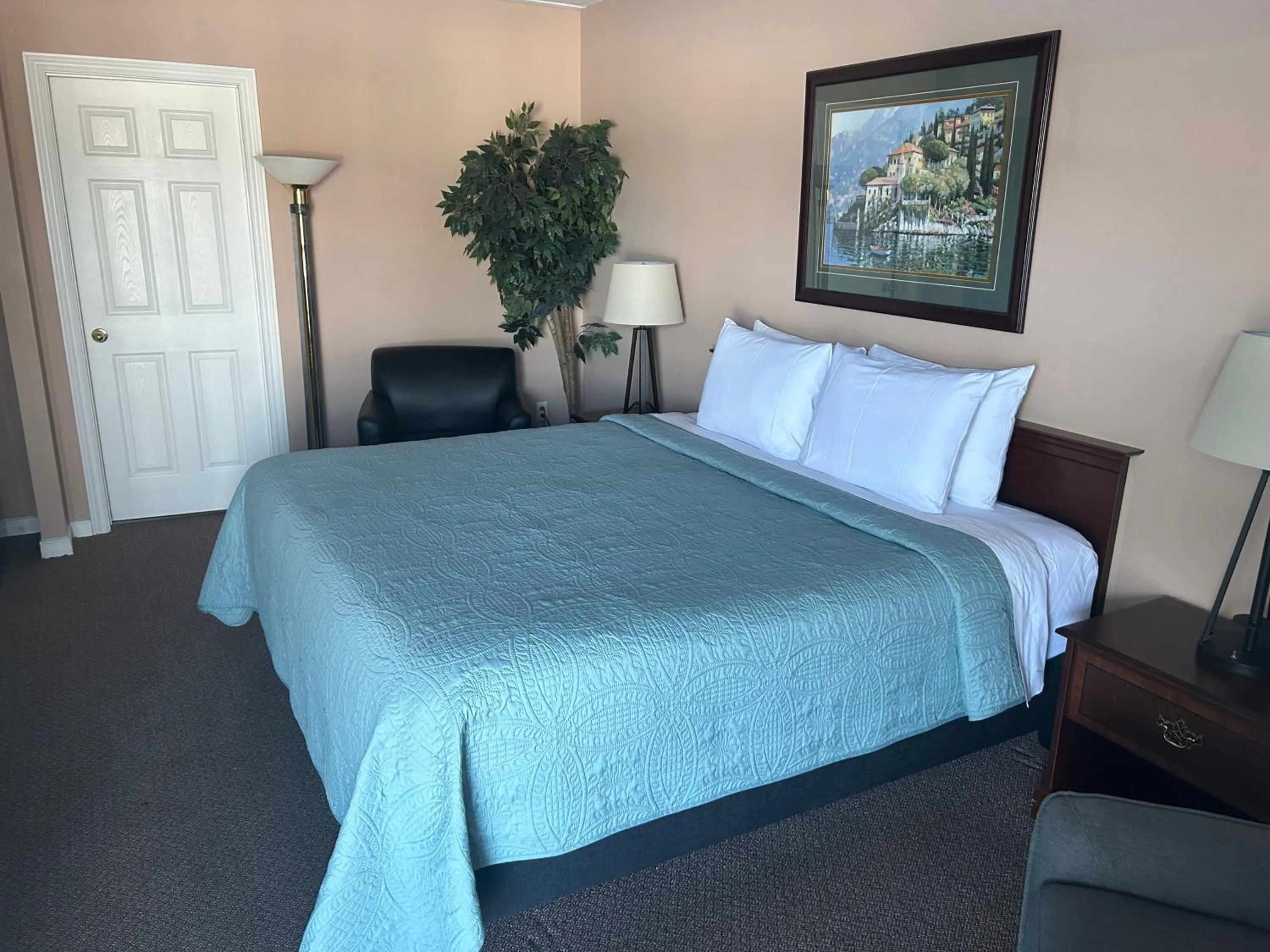 Bed in Lakeview Resort Motel