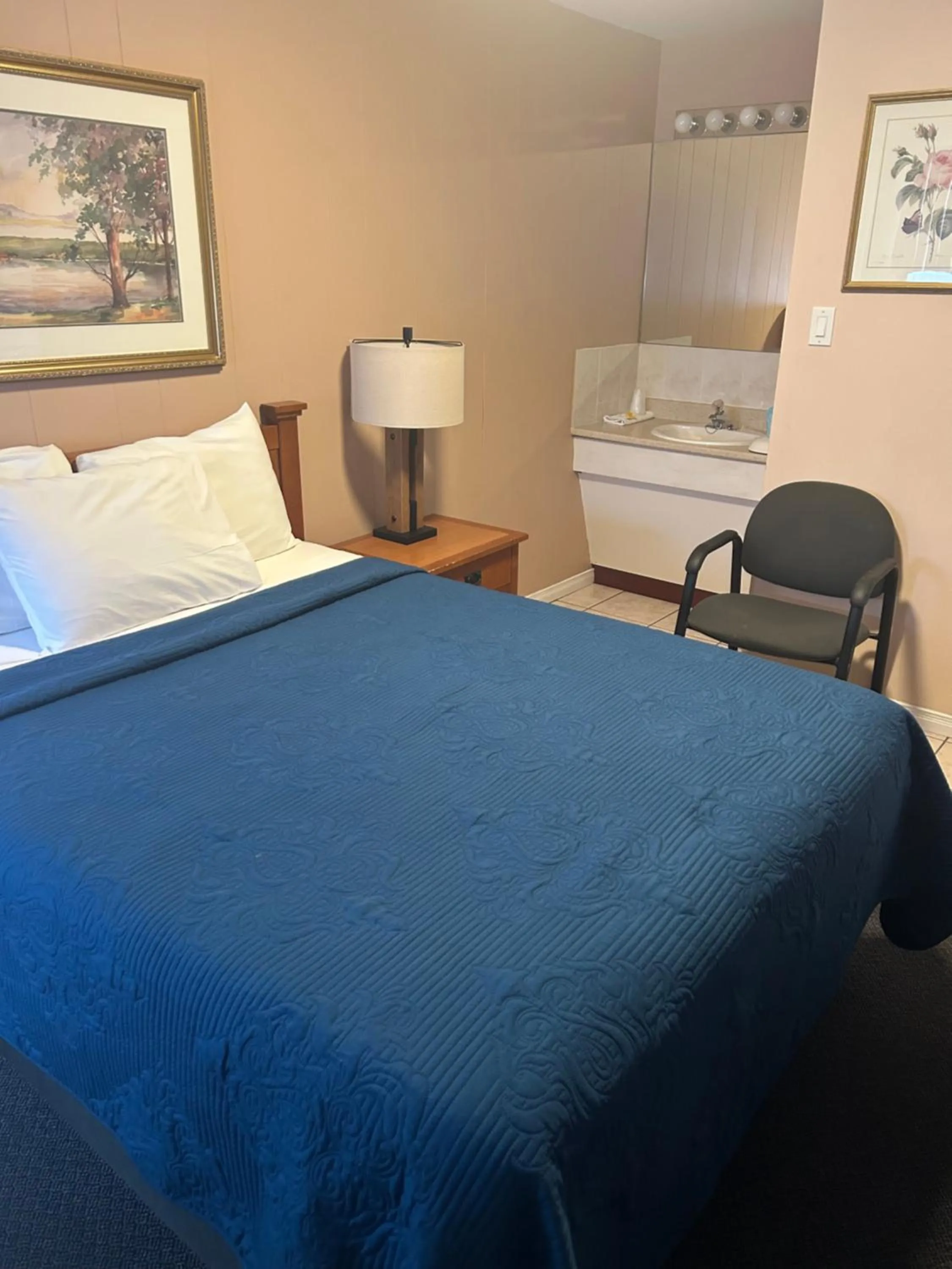 Bed in Lakeview Resort Motel