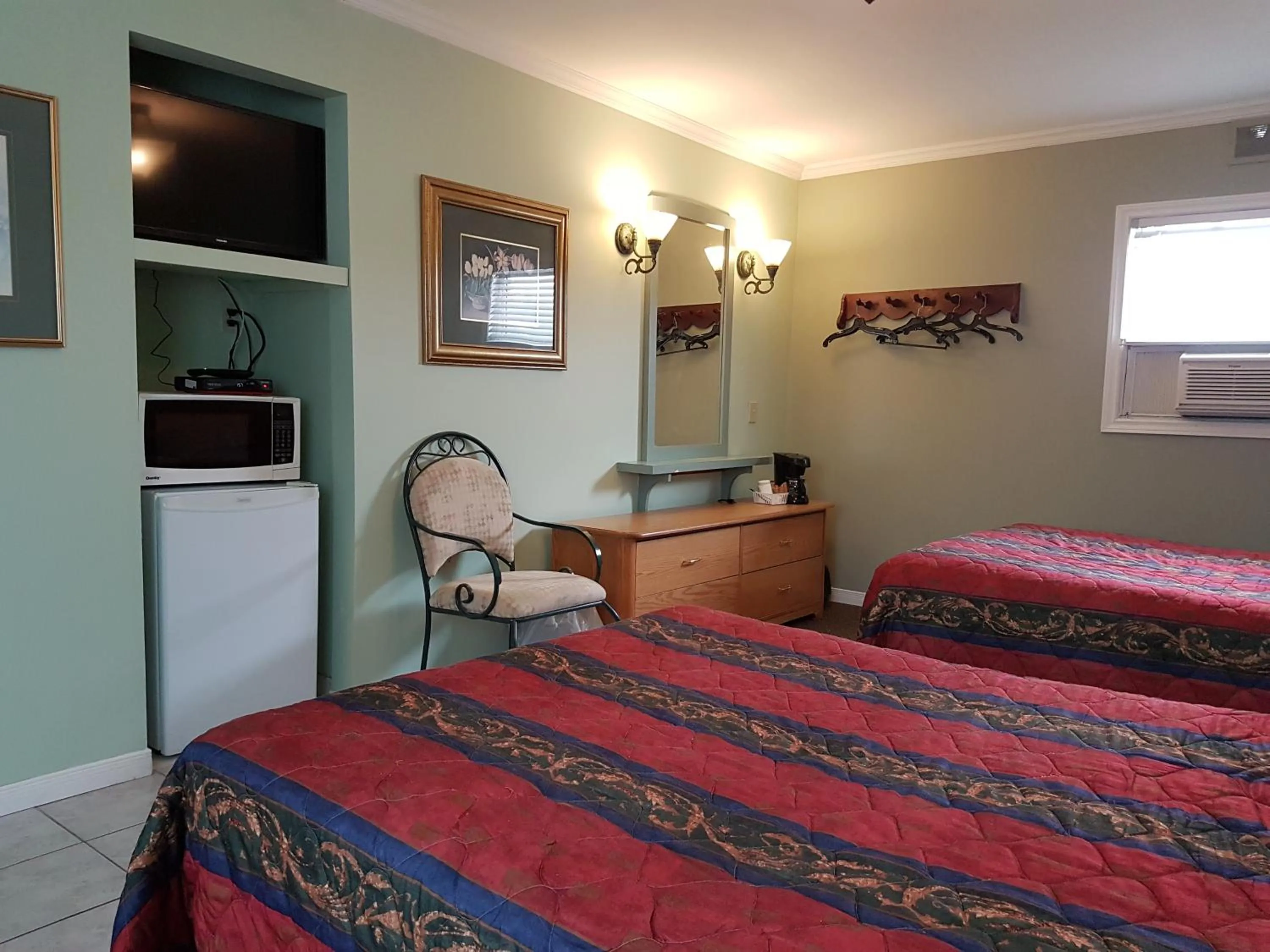 Bed in Lakeview Resort Motel