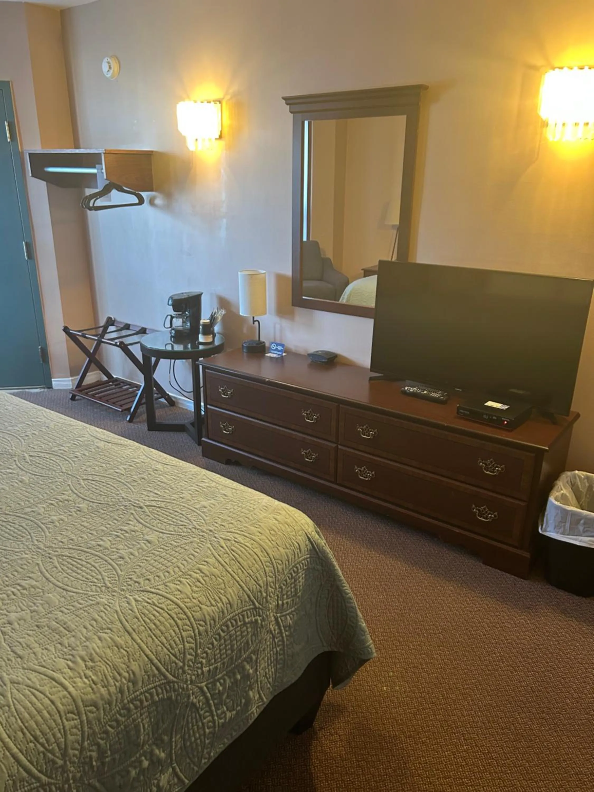 Bed in Lakeview Resort Motel