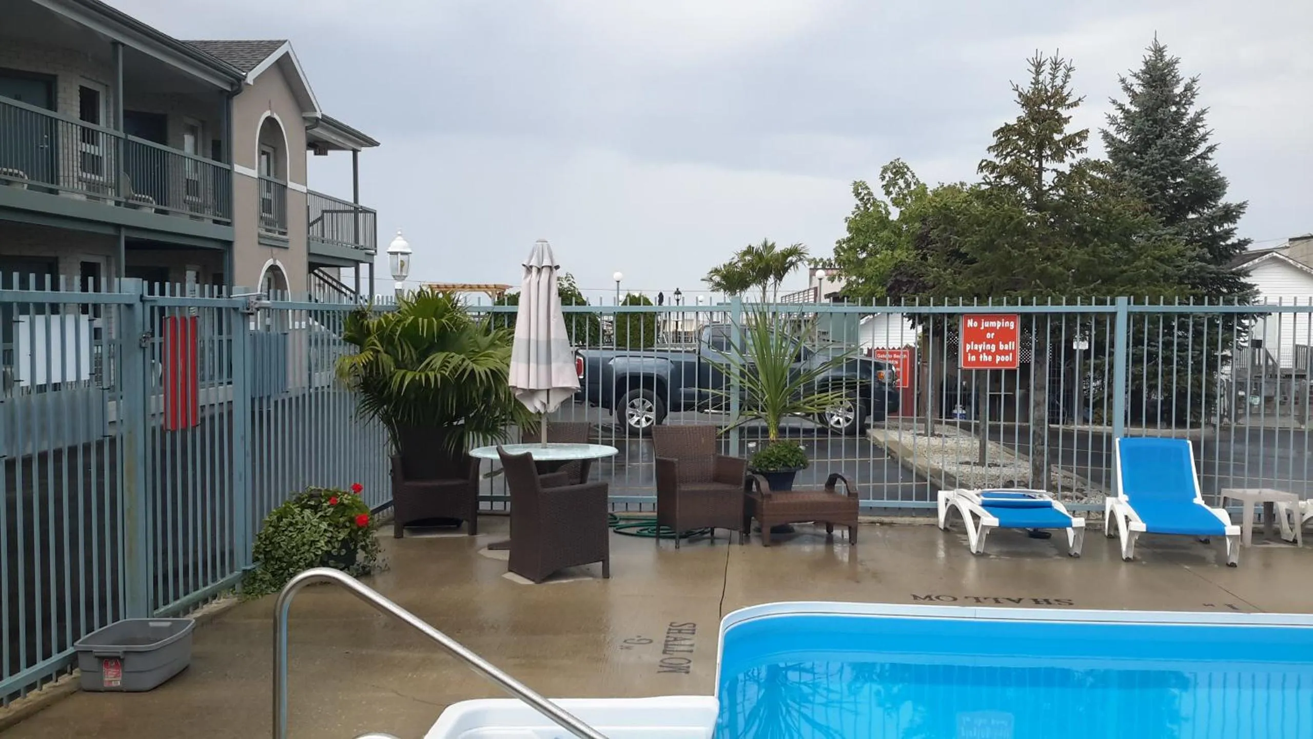 Swimming pool in Lakeview Resort Motel