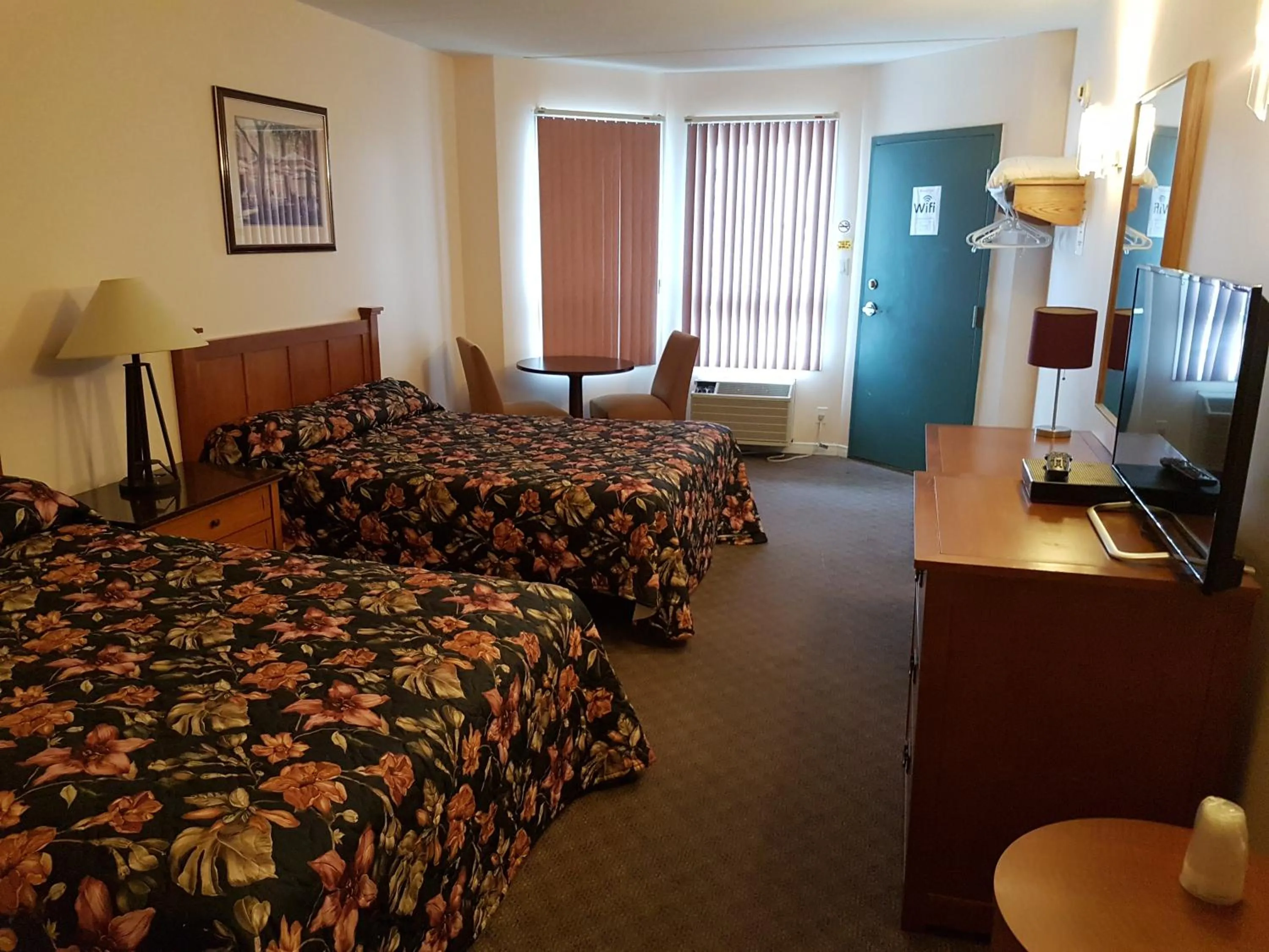 Bed in Lakeview Resort Motel