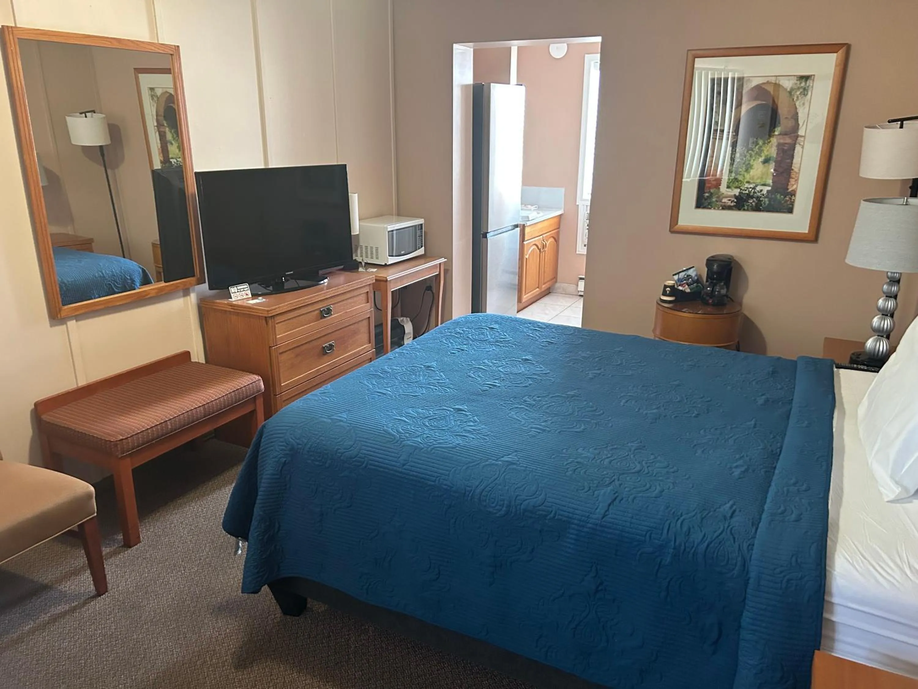 Bed in Lakeview Resort Motel