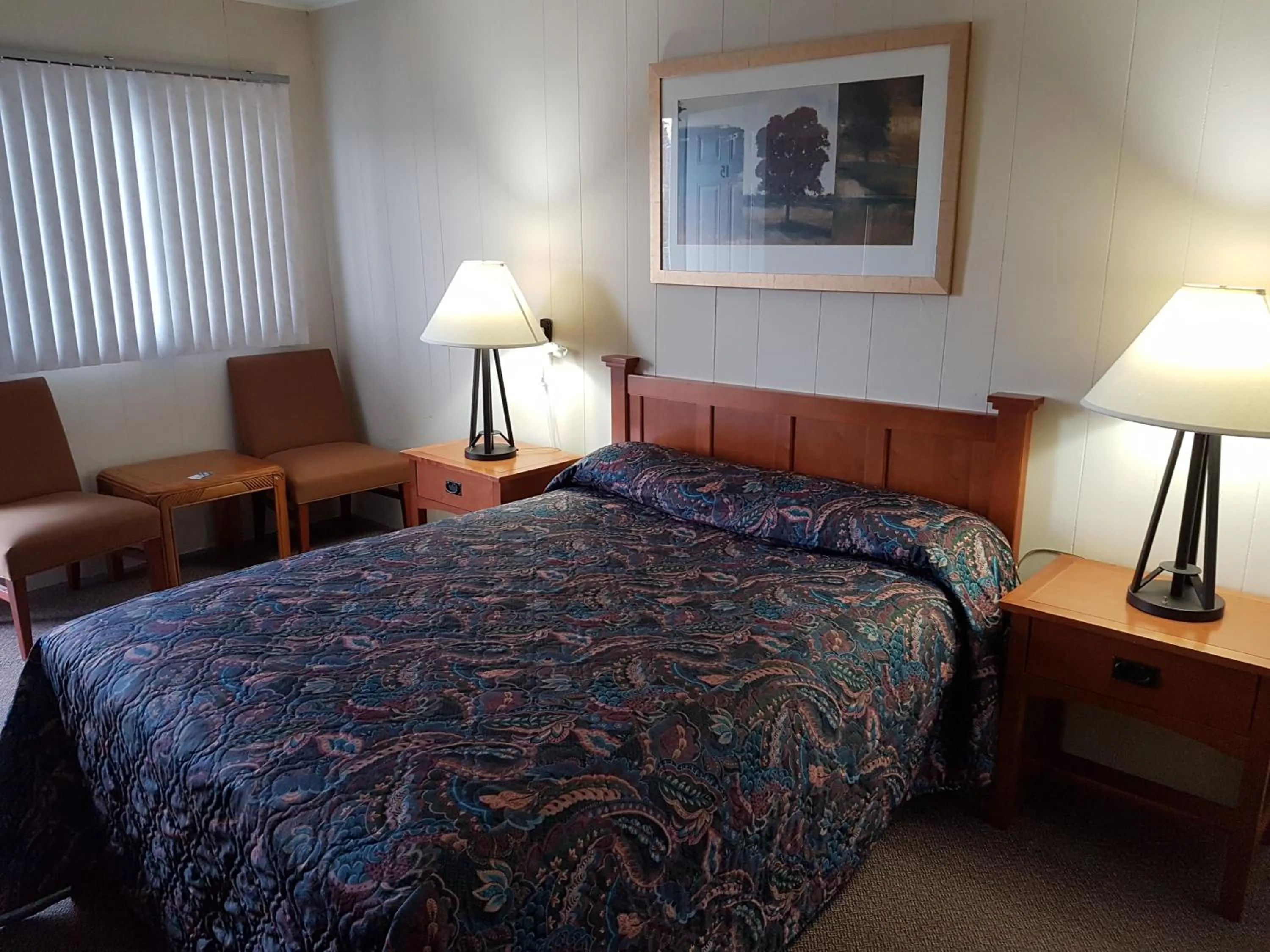 Bed in Lakeview Resort Motel