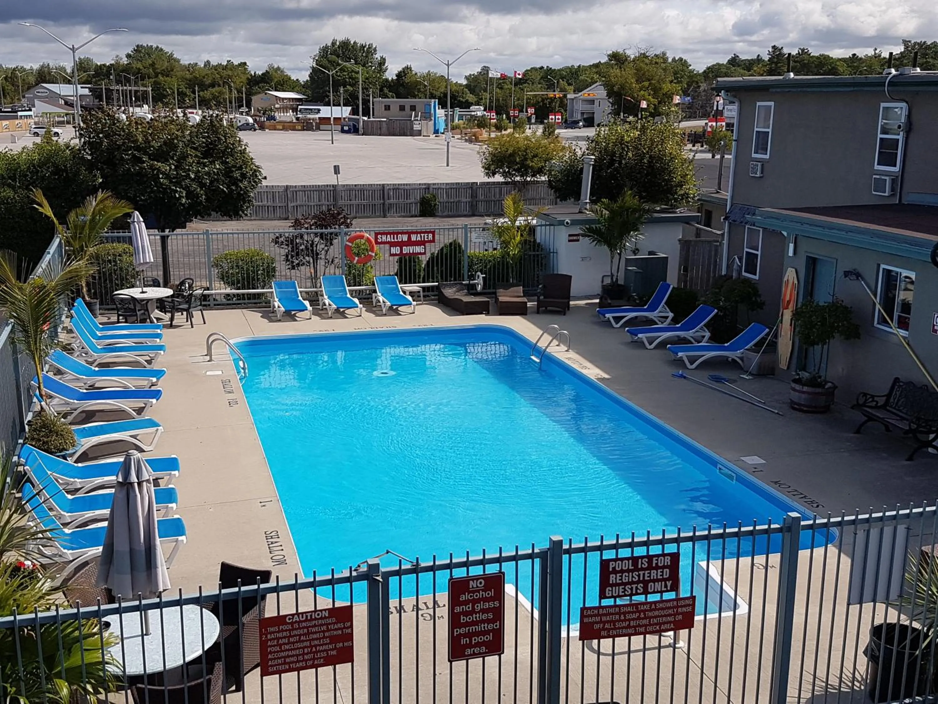 Swimming pool in Lakeview Resort Motel