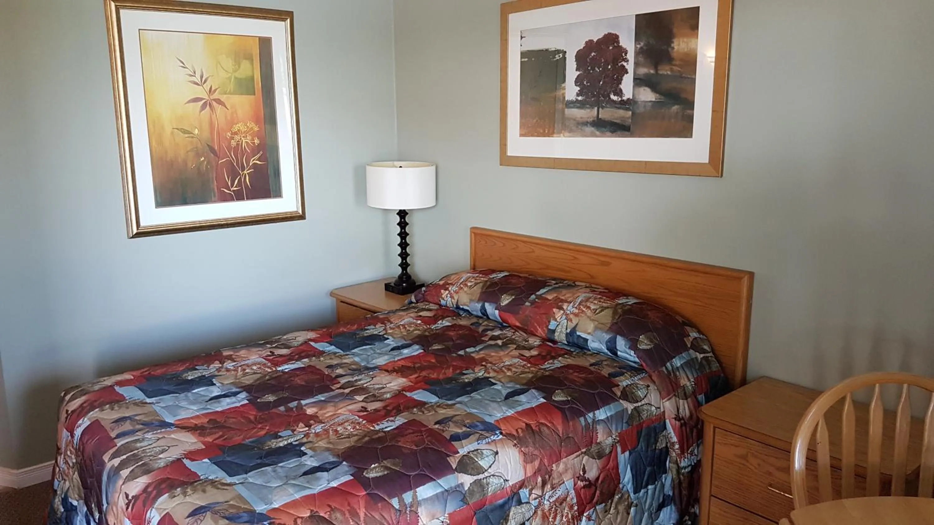 Bed in Lakeview Resort Motel