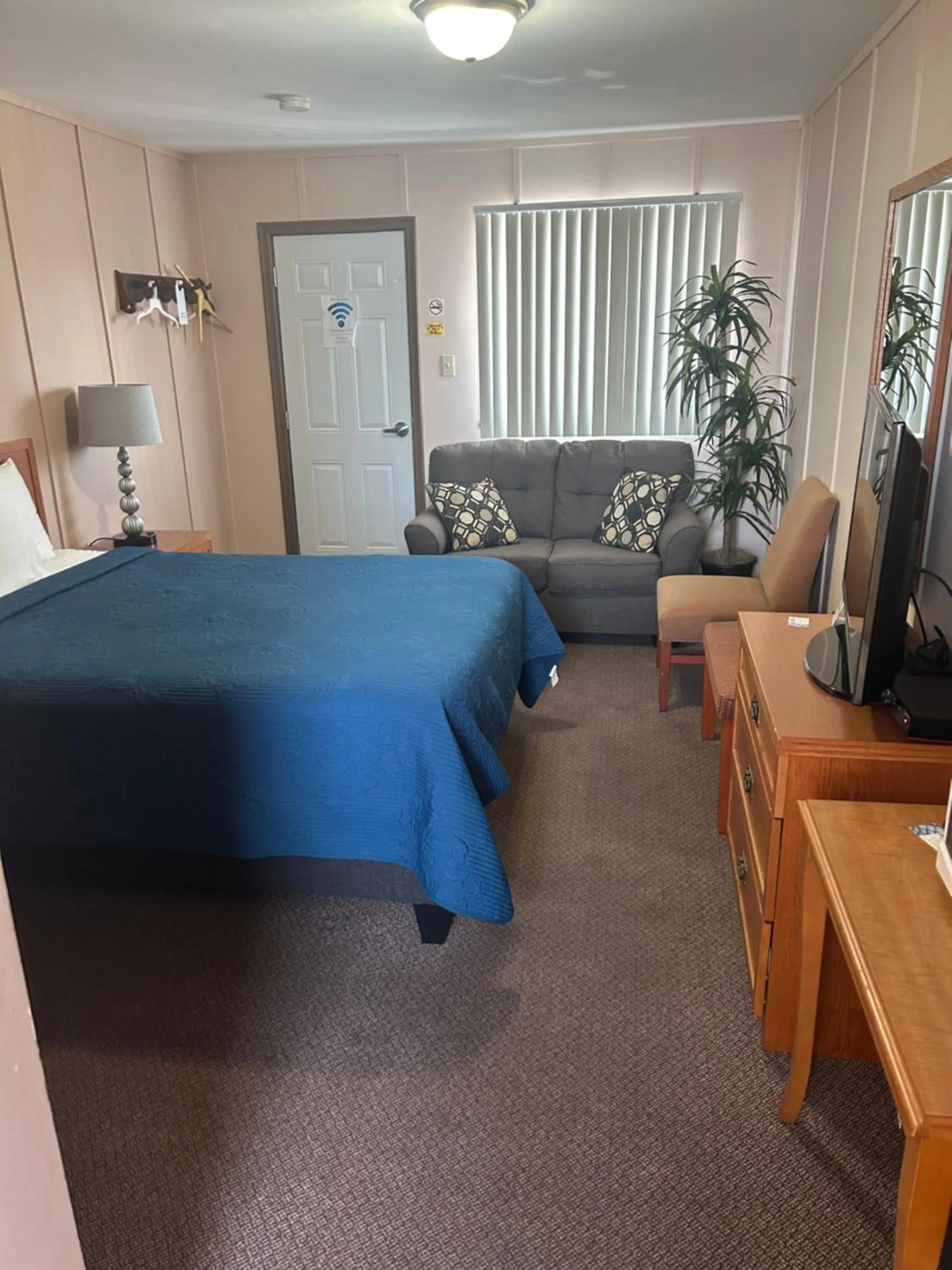 Bed in Lakeview Resort Motel