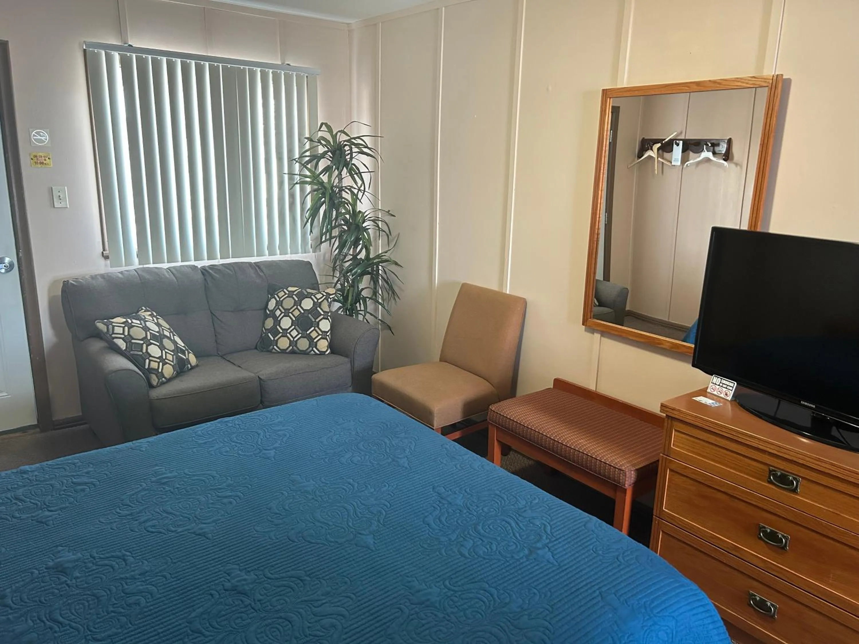 Bed in Lakeview Resort Motel