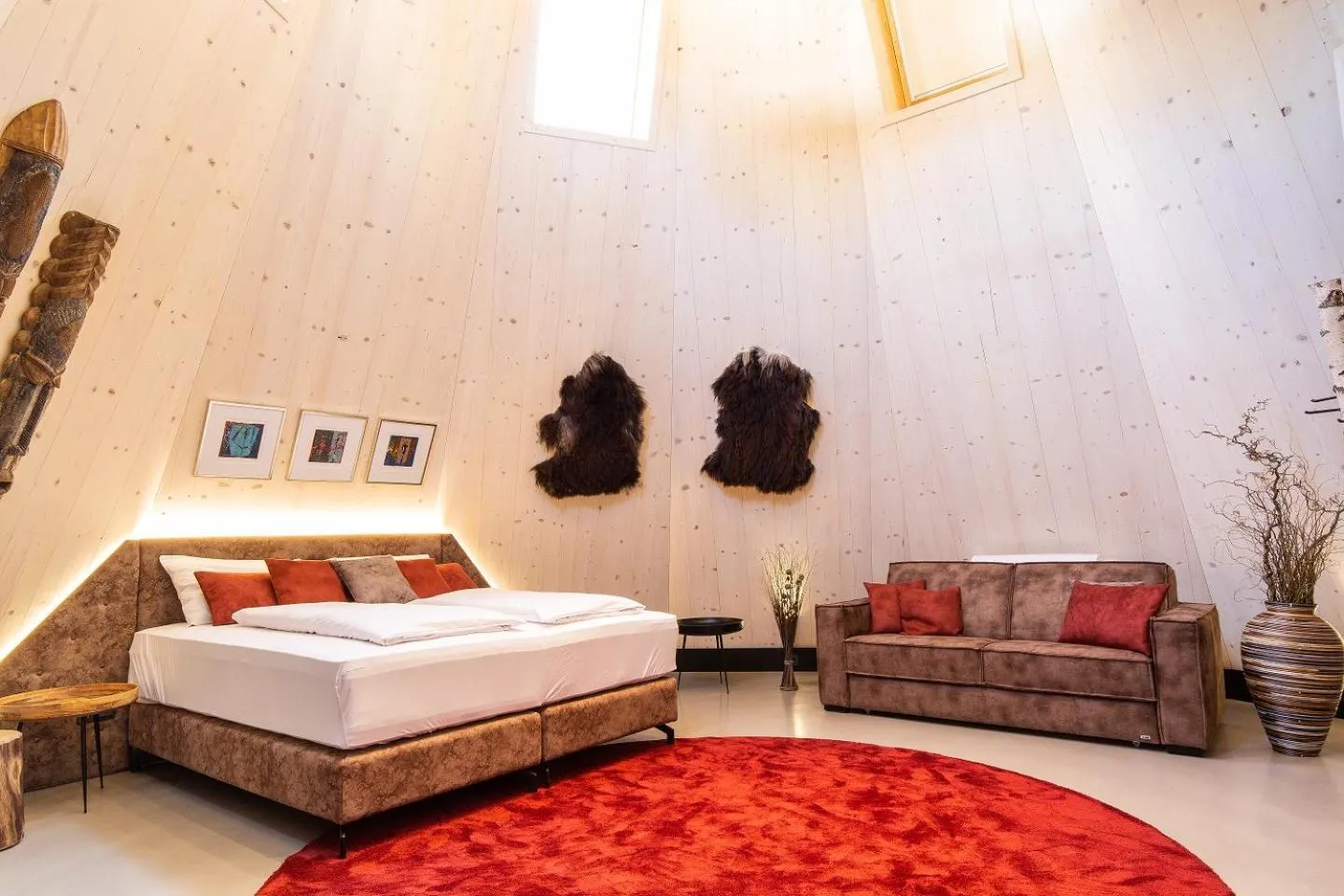 Seating area, Bed in IKUNA Naturresort