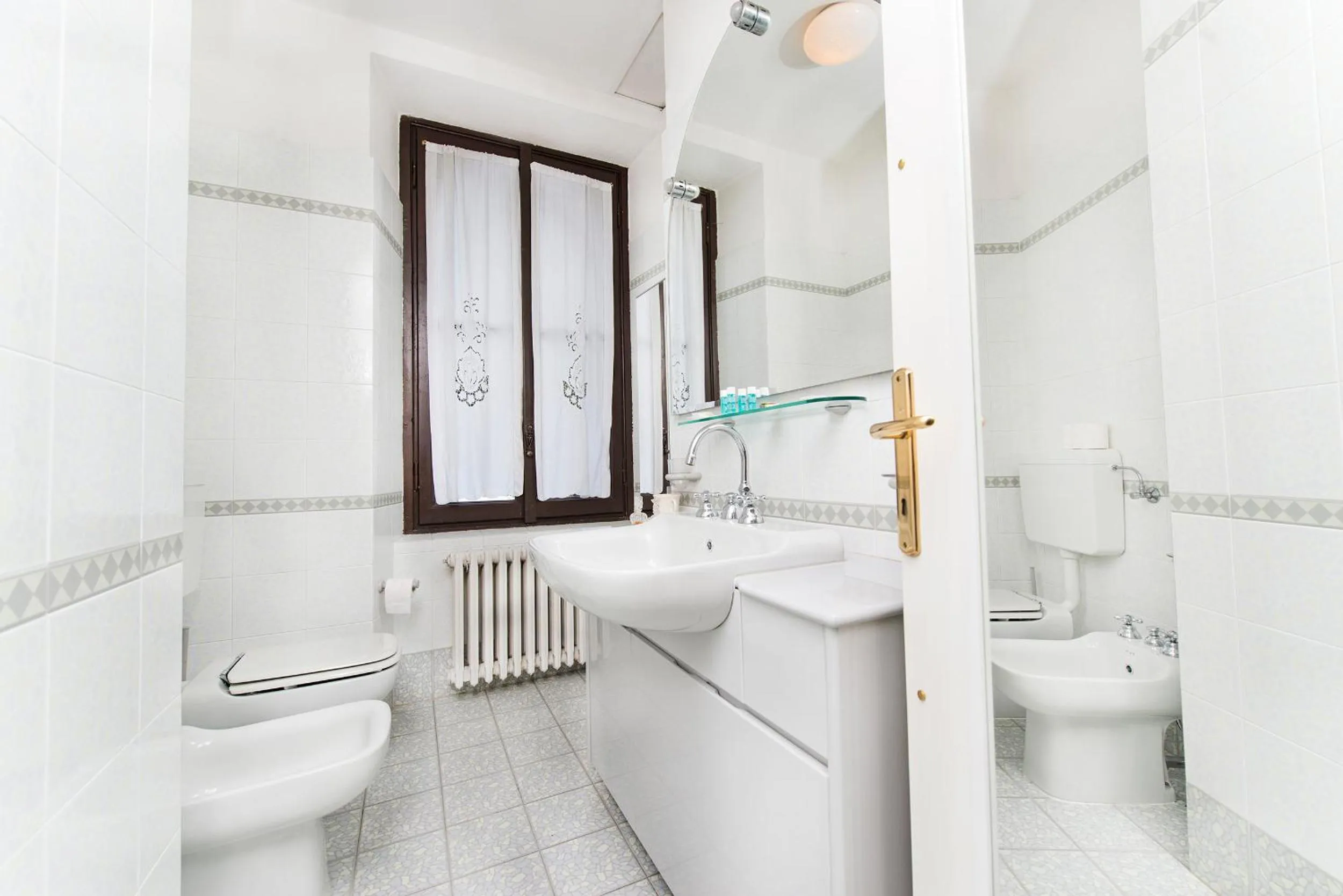 Shower in Villa Pinetina B&B