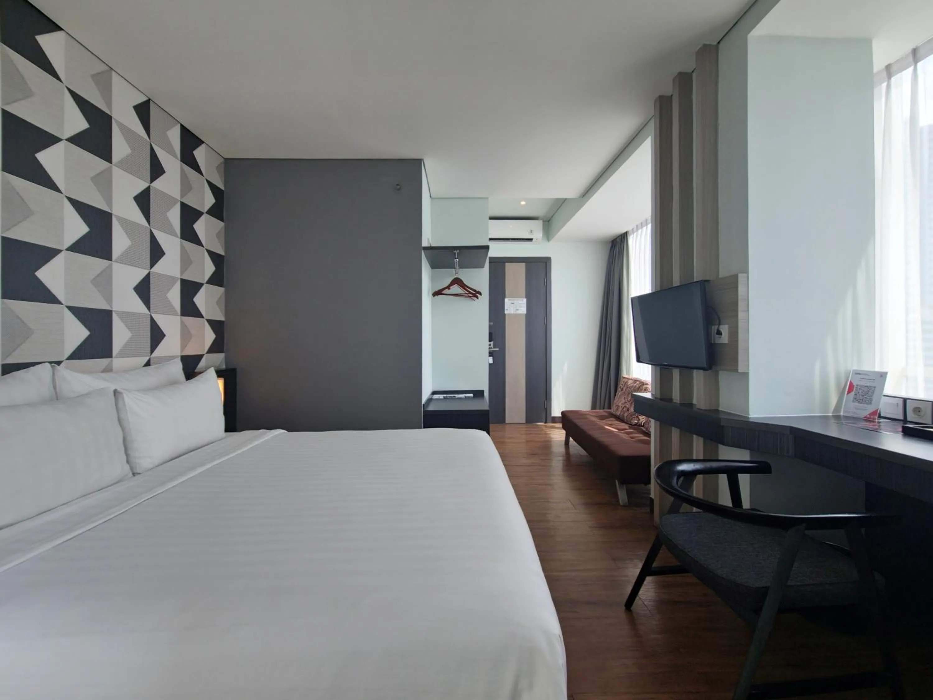 Bed in Luminor Hotel Jemursari By WH with The Best Breakfast in Town and Located Near Surabaya Industrial Estate Rungkut SIER