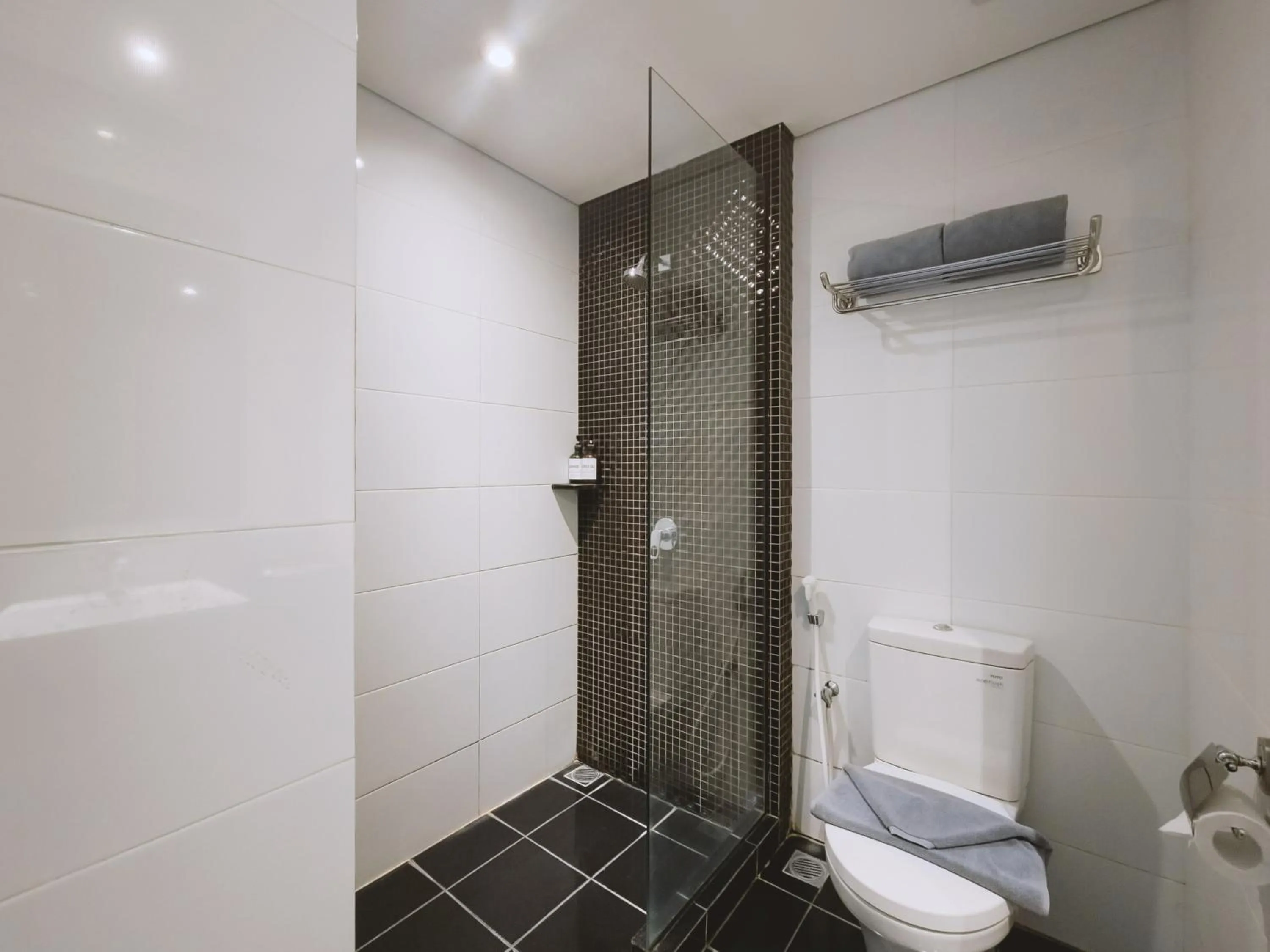 Bathroom in Luminor Hotel Jemursari By WH with The Best Breakfast in Town and Located Near Surabaya Industrial Estate Rungkut SIER