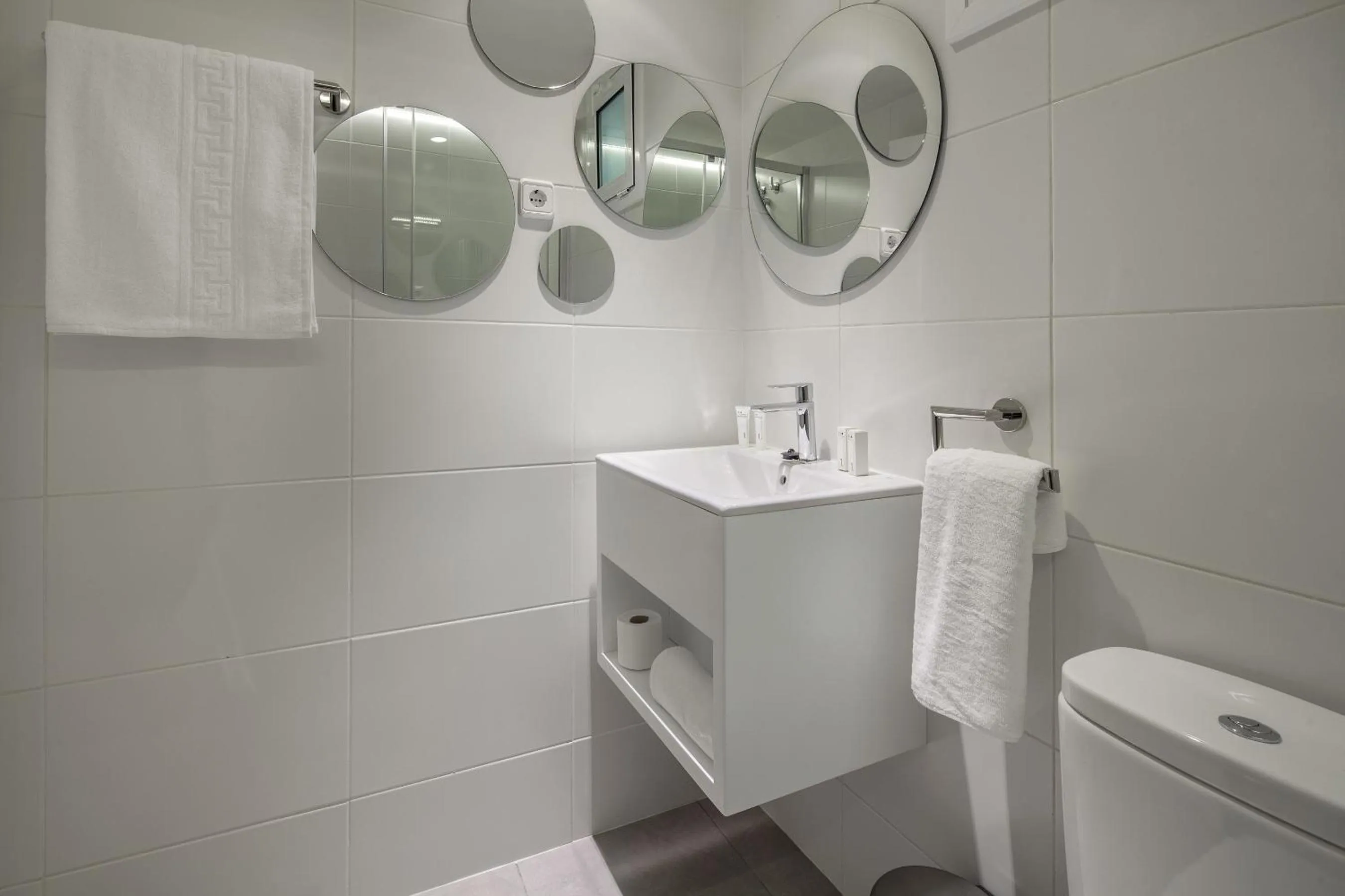 Bathroom in Habitat Apartments Cool Jazz