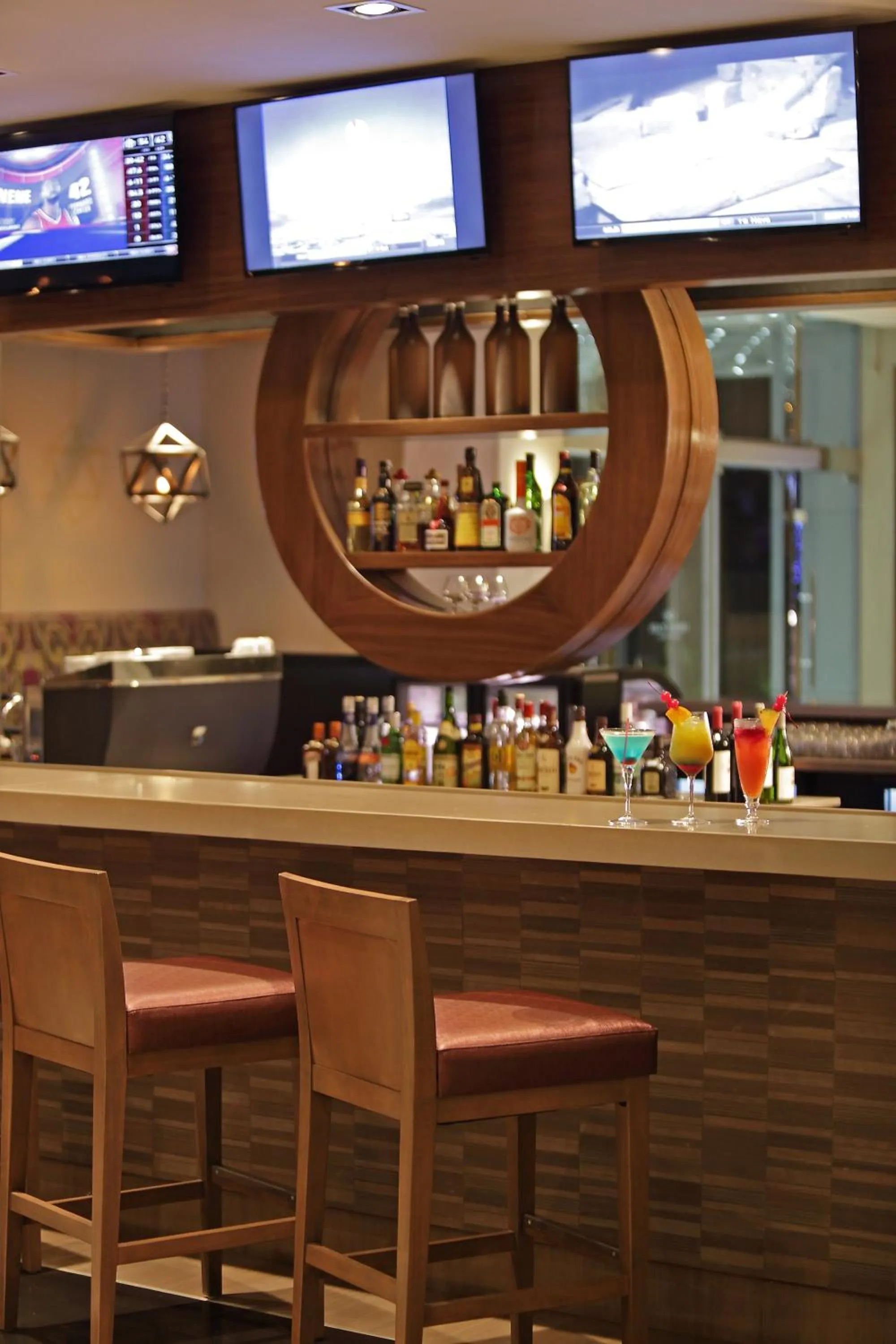 Lounge or bar in Crowne Plaza Airport by IHG