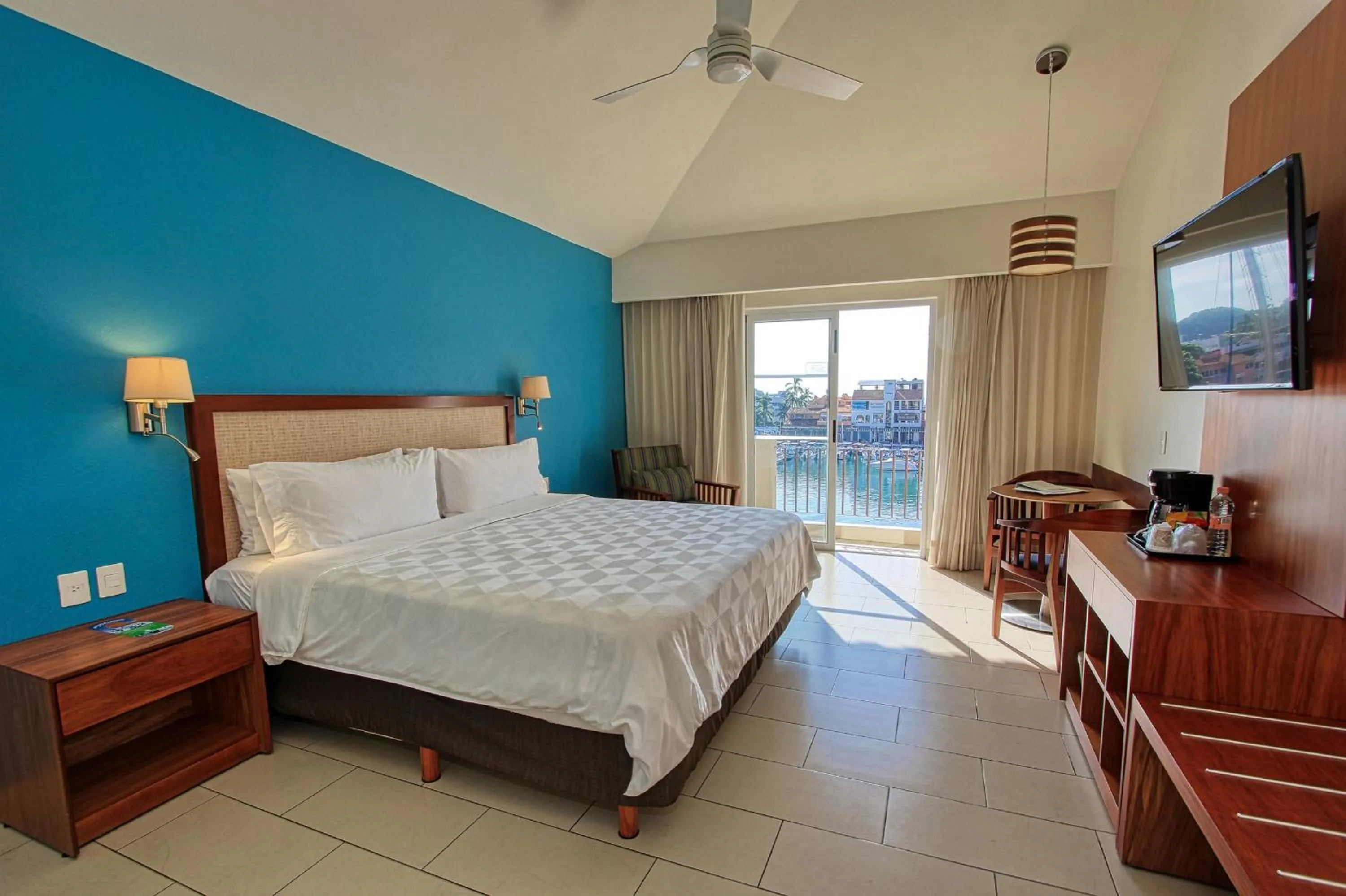 Photo of the whole room, Bed in Holiday Inn Huatulco by IHG