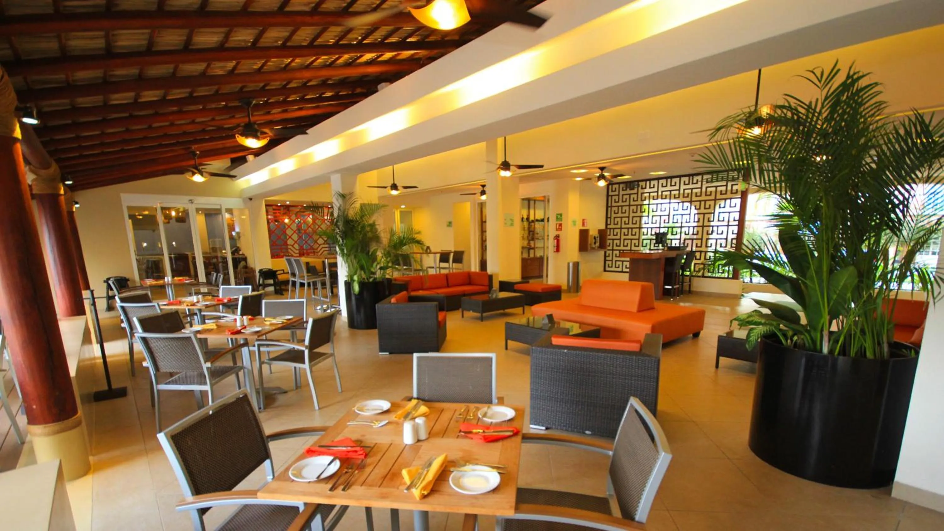 Lounge or bar in Holiday Inn Huatulco by IHG