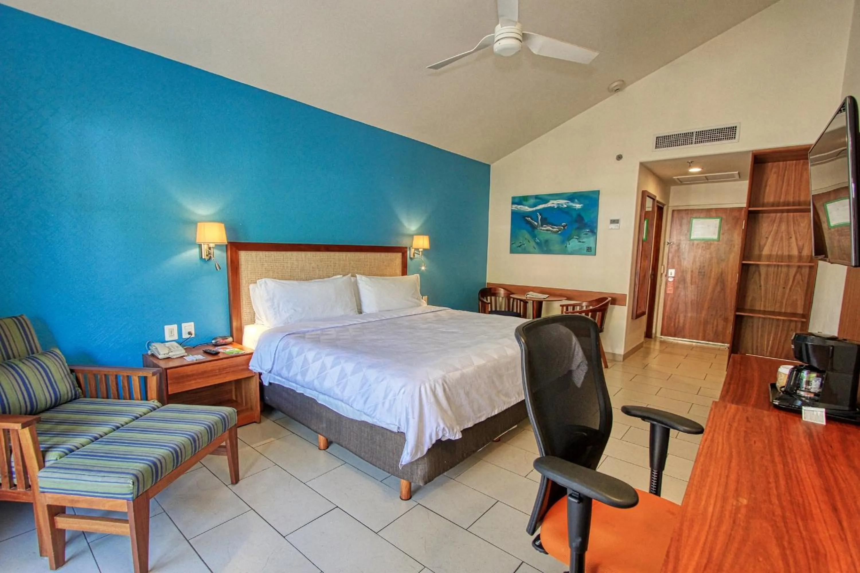 Photo of the whole room, Bed in Holiday Inn Huatulco by IHG