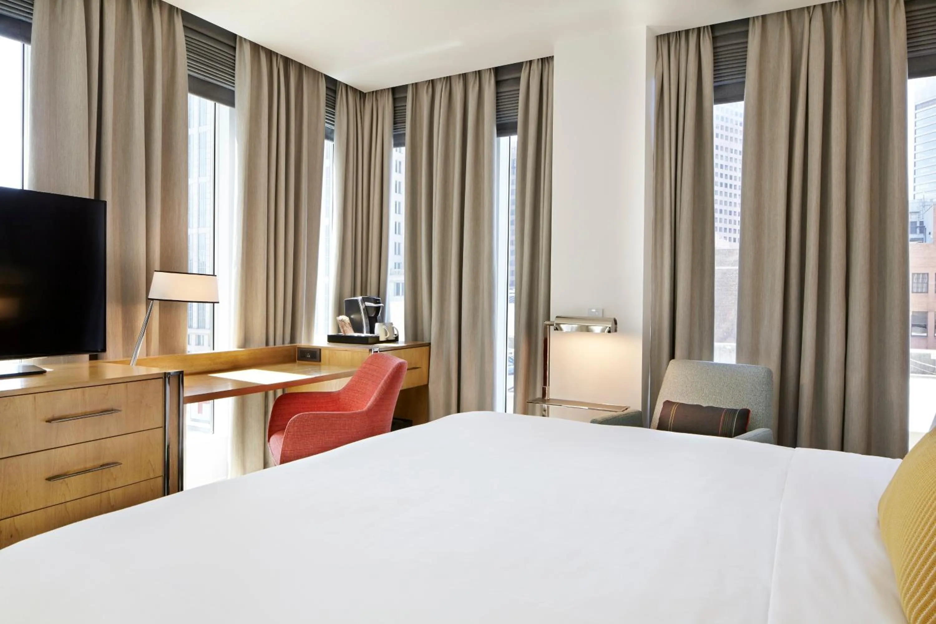 Photo of the whole room, Bed in Hotel Indigo Atlanta Downtown by IHG