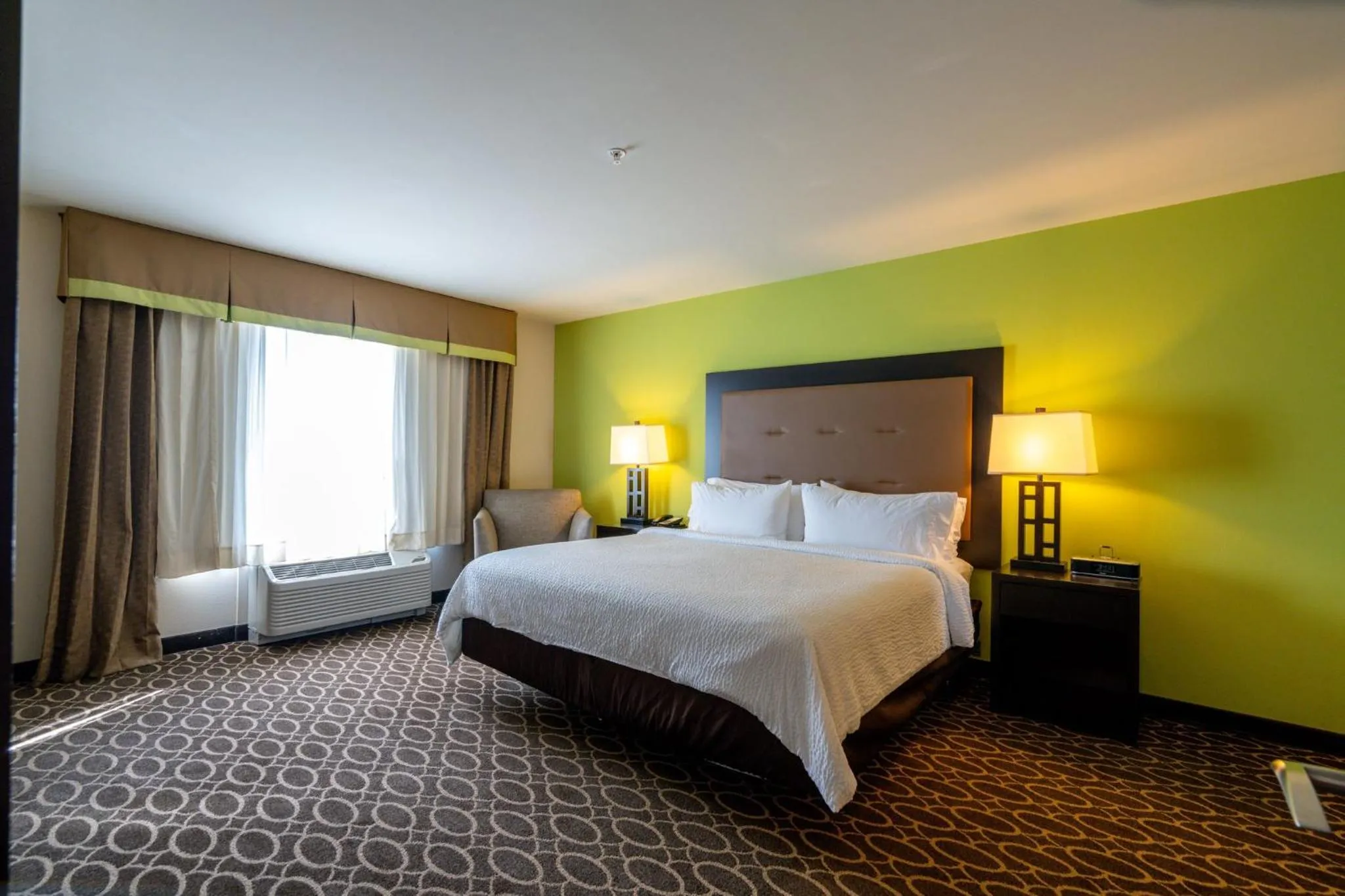 Photo of the whole room, Bed in Holiday Inn Murfreesboro by IHG