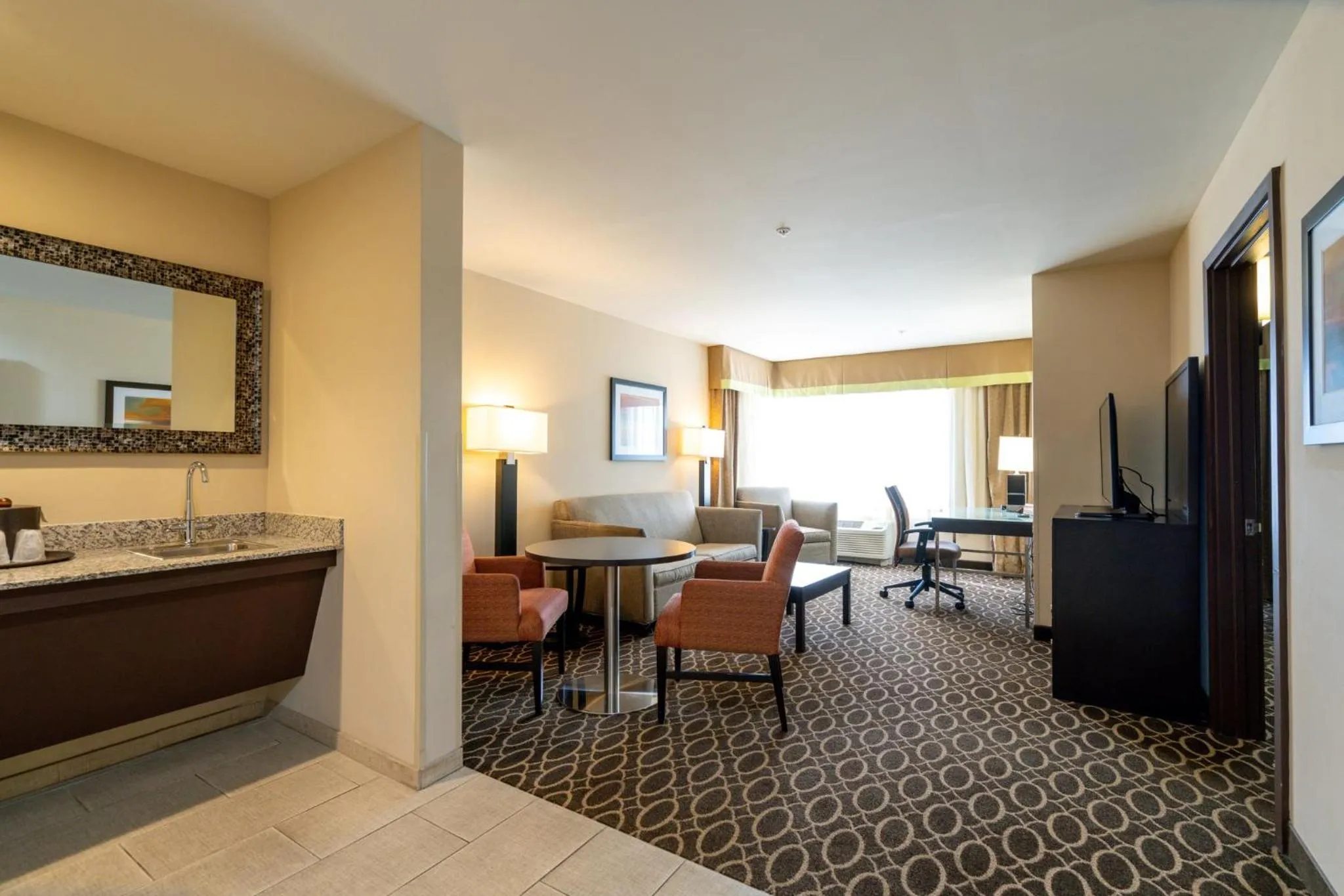 Photo of the whole room in Holiday Inn Murfreesboro by IHG