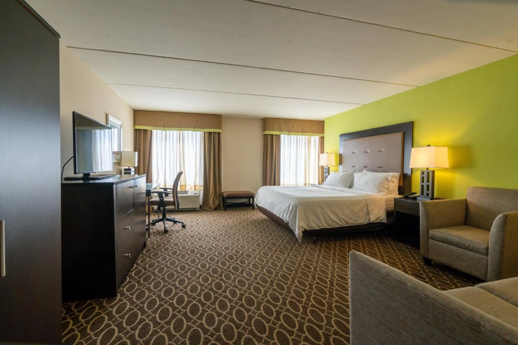 Photo of the whole room, Bed in Holiday Inn Murfreesboro by IHG