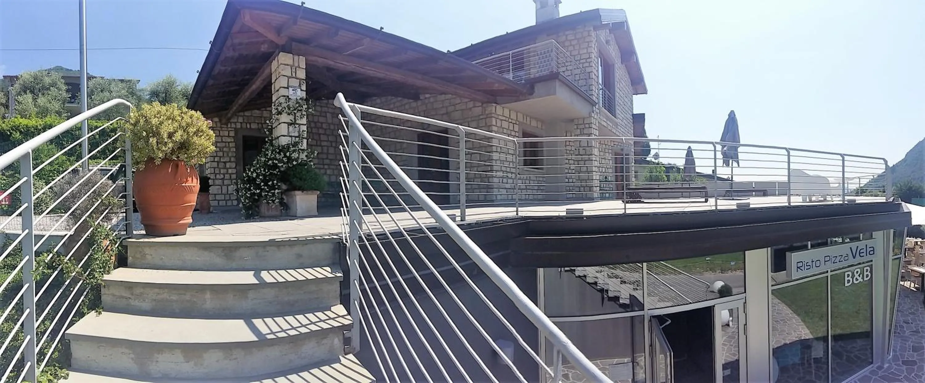 Vela di Soleville camere con e senza vista lago con ristorante & pizzeria