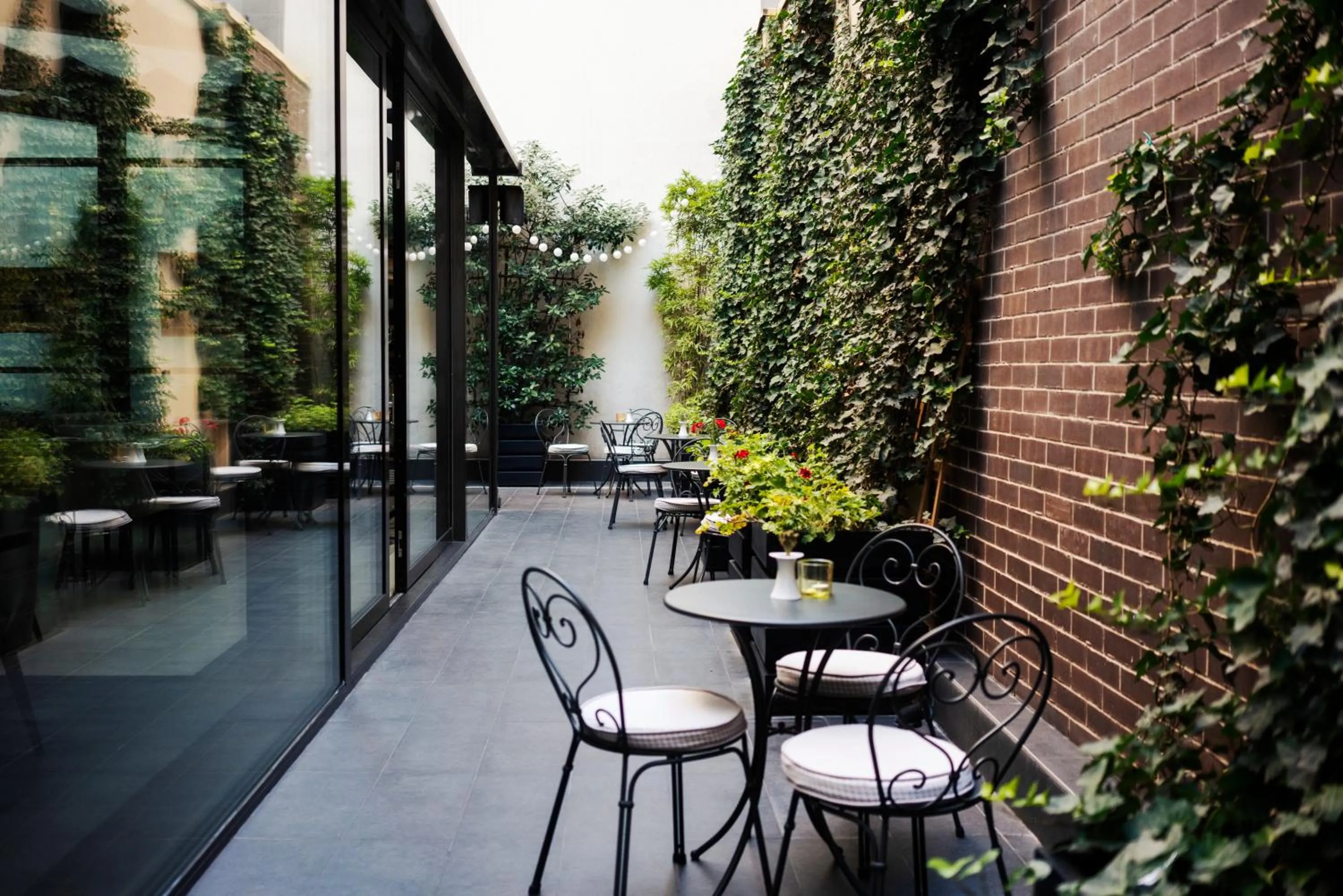 Restaurant/places to eat in Envoy Hotel