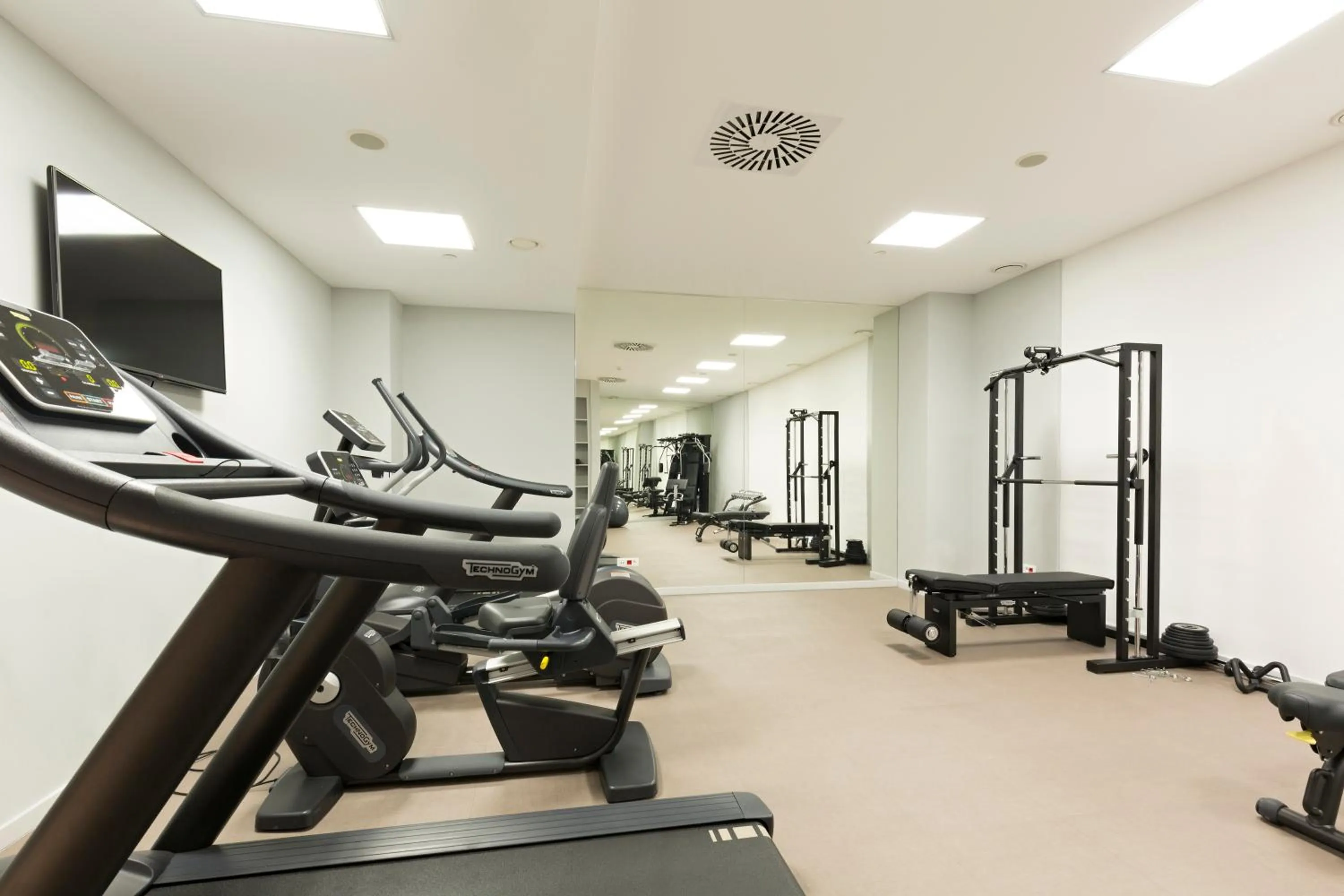 Fitness centre/facilities in Envoy Hotel
