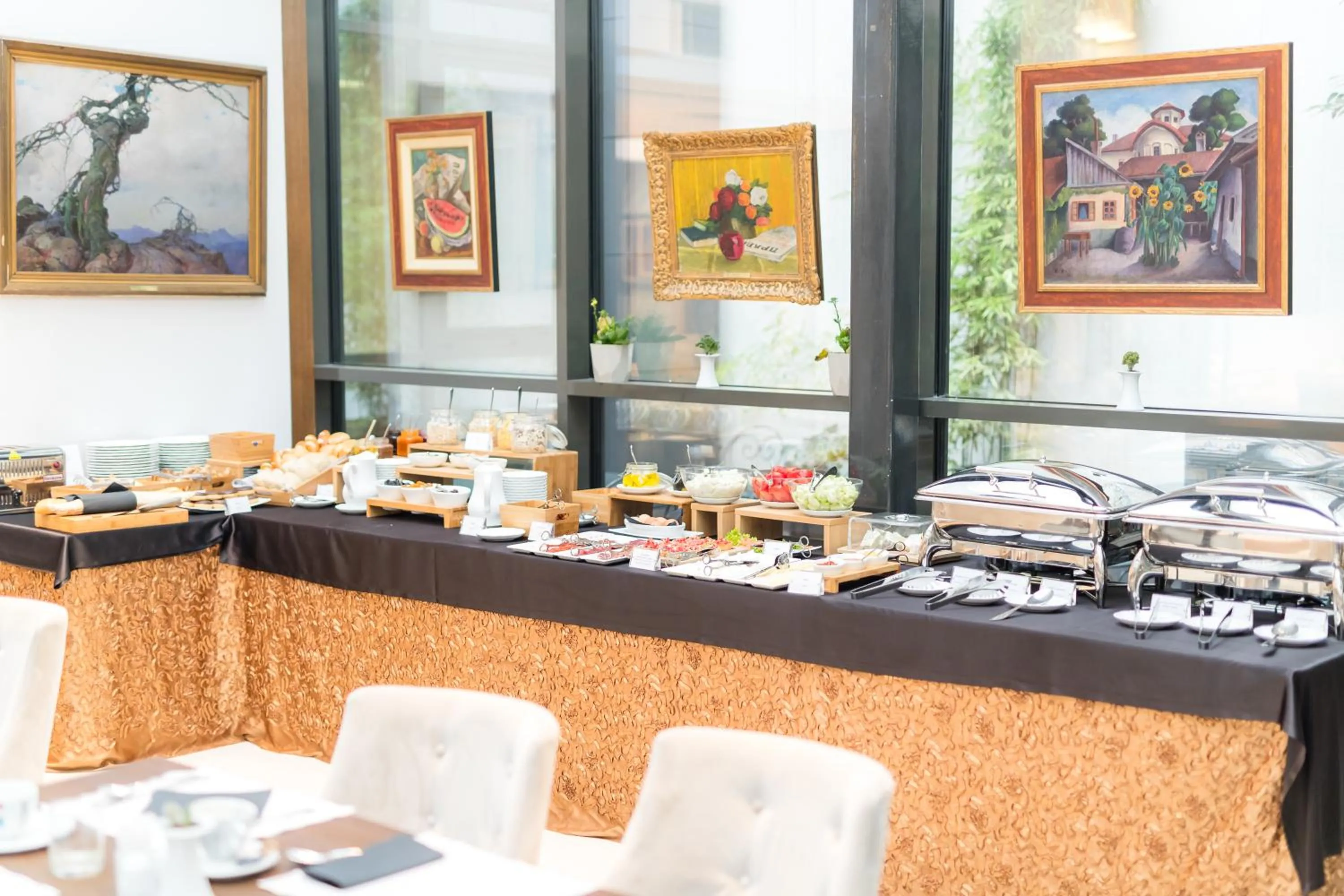 Restaurant/places to eat in Envoy Hotel