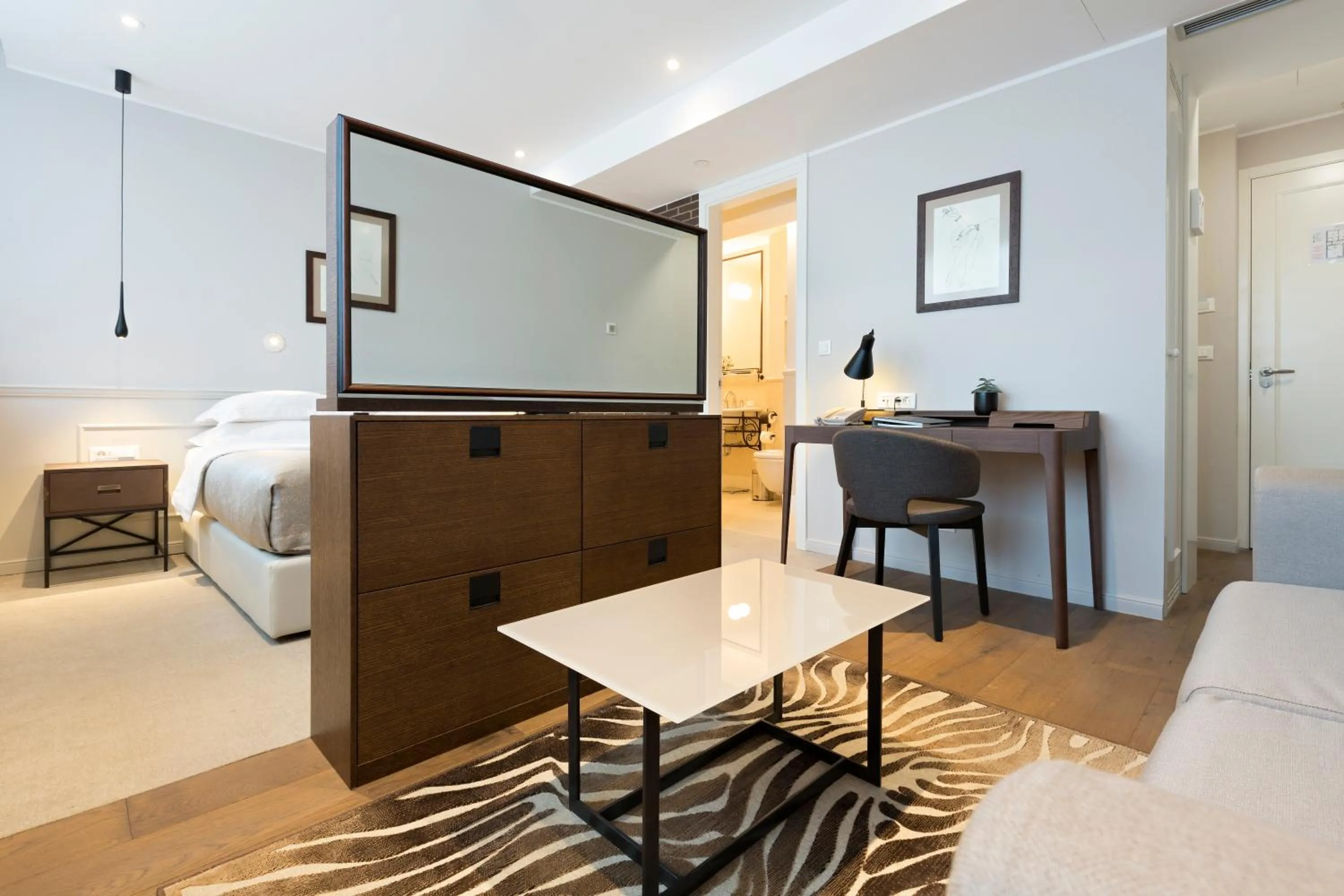 Photo of the whole room, Bed in Envoy Hotel