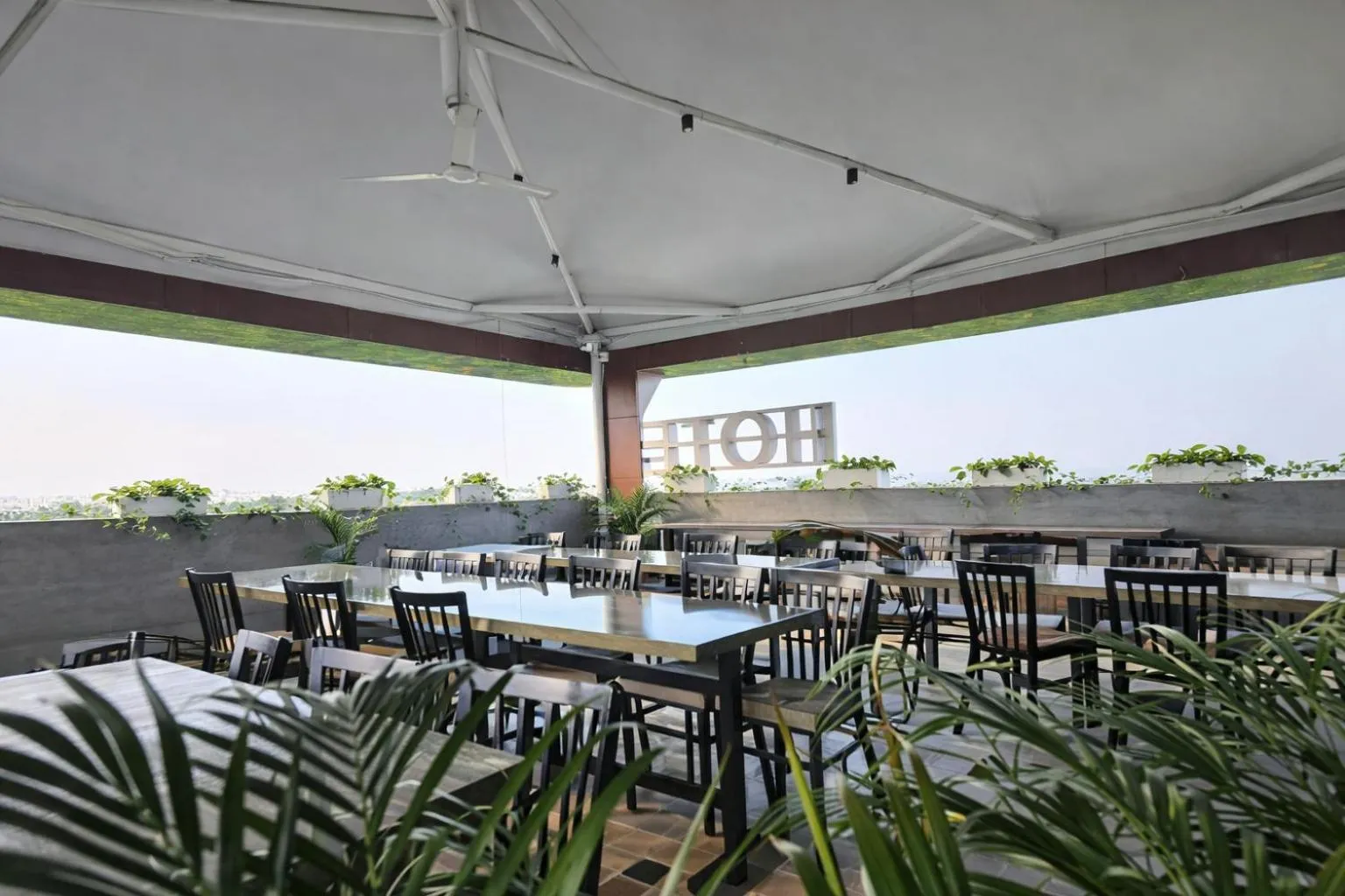 Restaurant/places to eat in Hotel Carnival , Vijay Nagar Indore